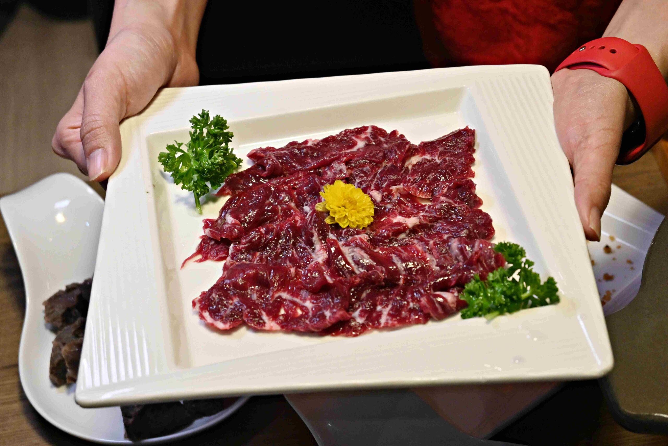 【中山區火鍋】牛富溫體涮牛肉｜晚餐宵夜首選，溫體牛涮鍋配熱炒超過癮(菜單) @厚片嘴角帶便當