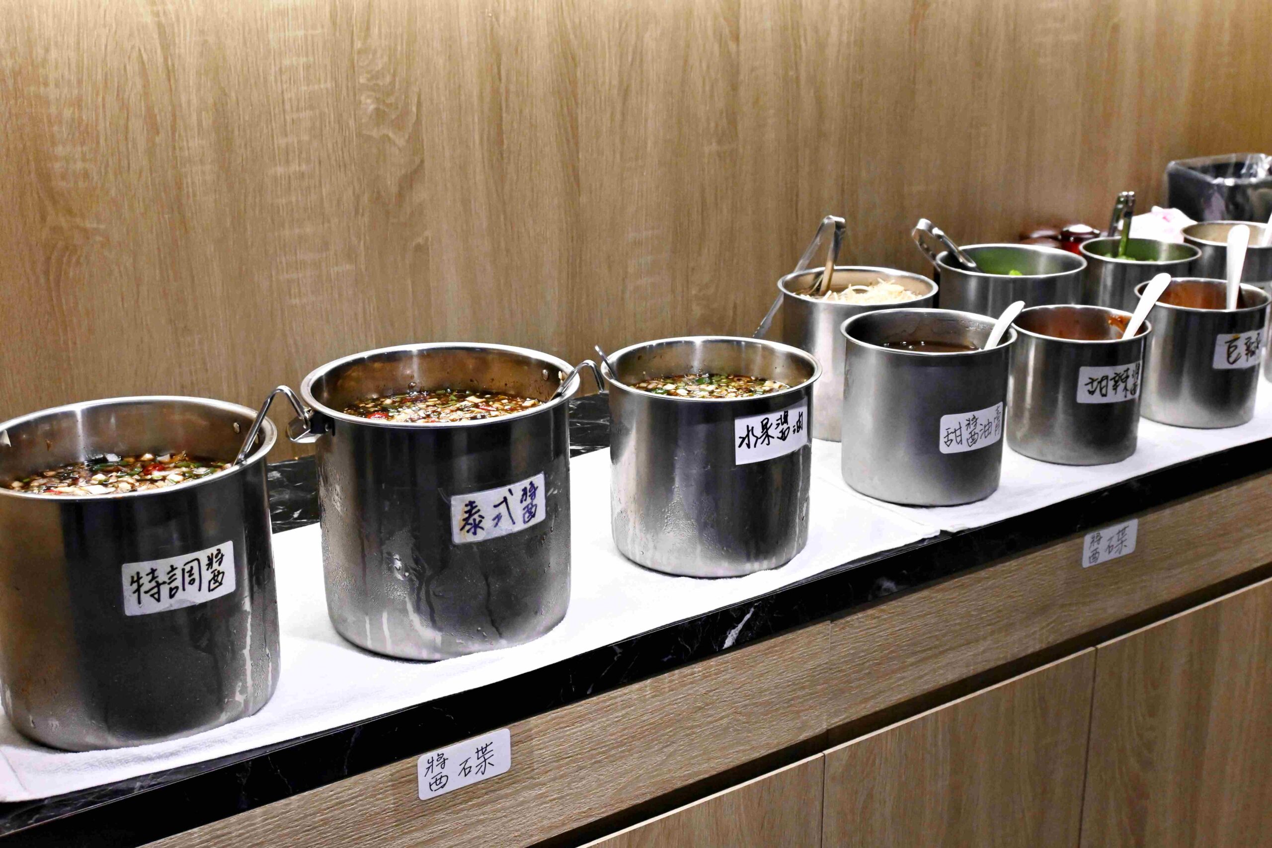 【中山區火鍋】牛富溫體涮牛肉｜晚餐宵夜首選，溫體牛涮鍋配熱炒超過癮(菜單) @厚片嘴角帶便當