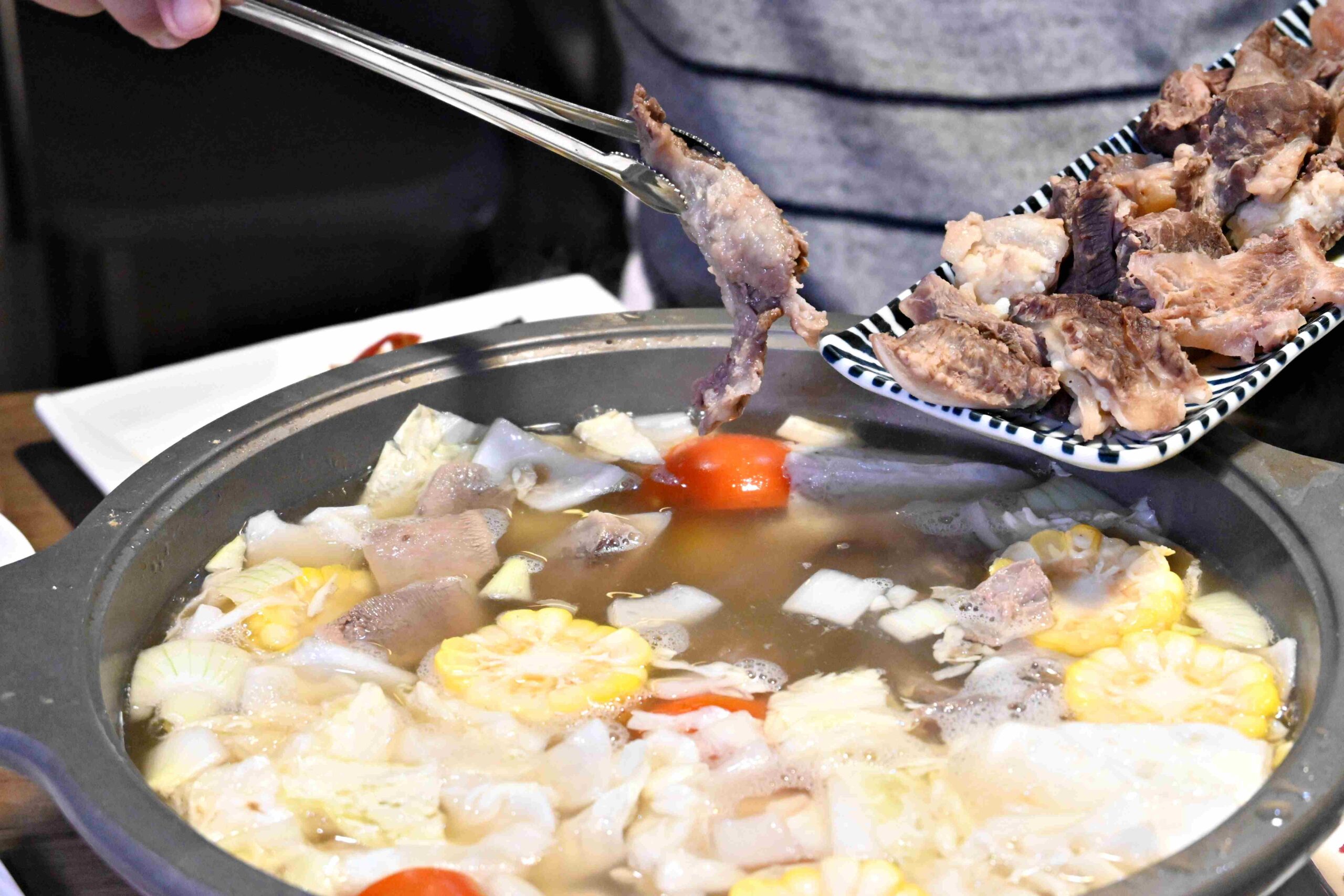 【中山區火鍋】牛富溫體涮牛肉｜晚餐宵夜首選，溫體牛涮鍋配熱炒超過癮(菜單) @厚片嘴角帶便當