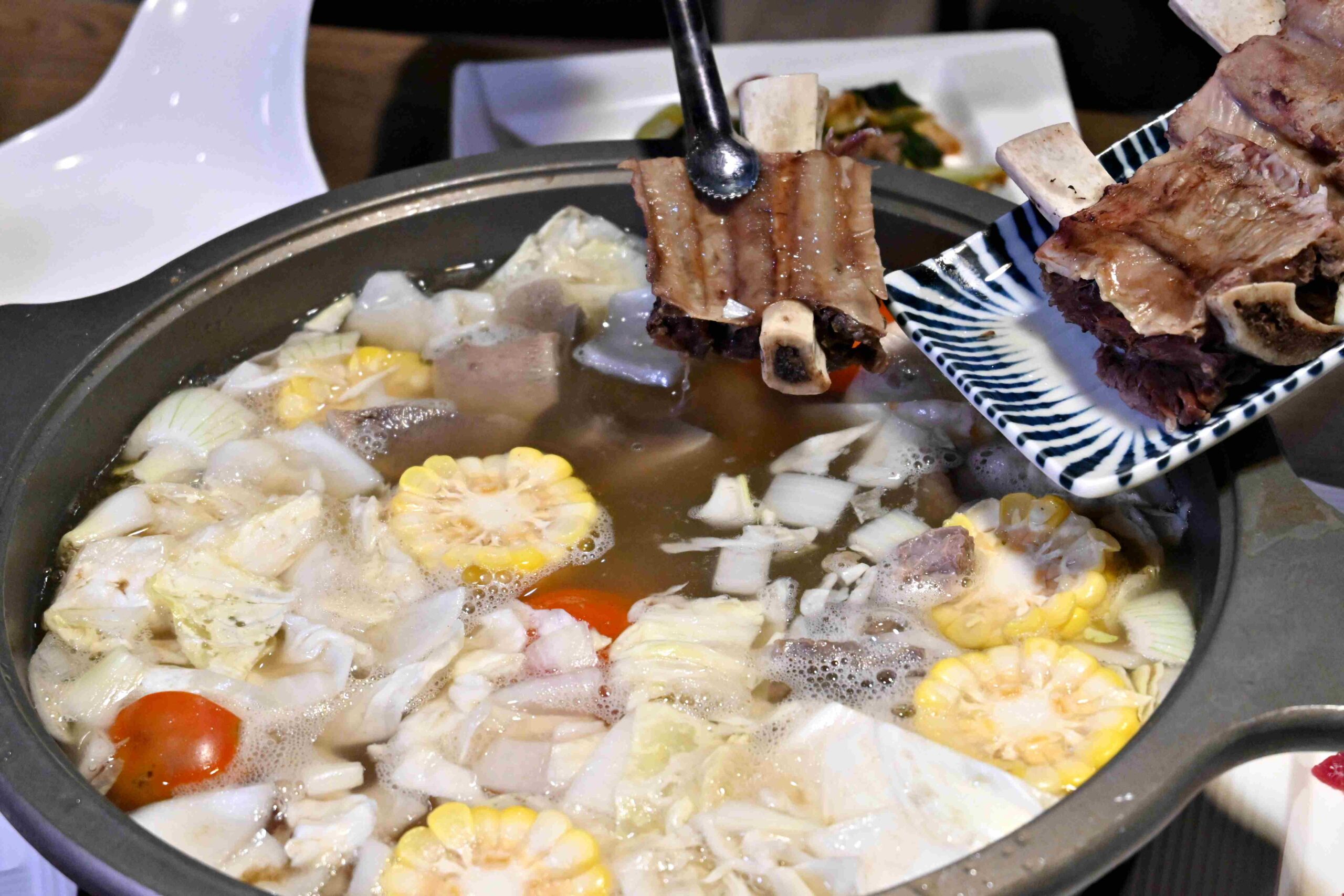 【中山區火鍋】牛富溫體涮牛肉｜晚餐宵夜首選，溫體牛涮鍋配熱炒超過癮(菜單) @厚片嘴角帶便當