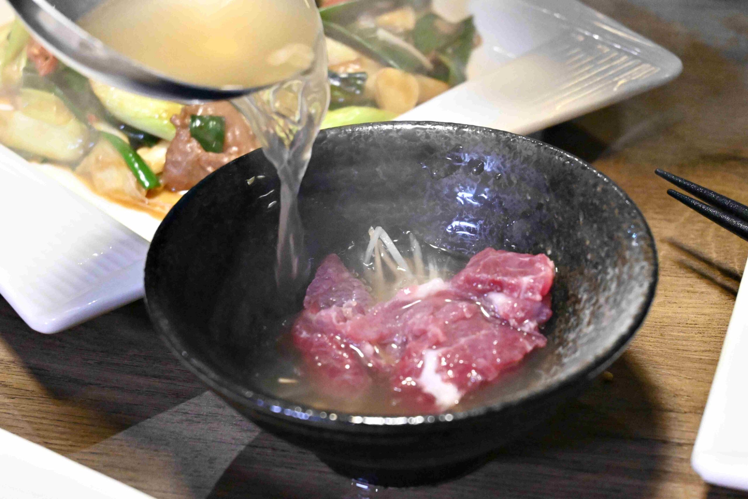 【中山區火鍋】牛富溫體涮牛肉｜晚餐宵夜首選，溫體牛涮鍋配熱炒超過癮(菜單) @厚片嘴角帶便當