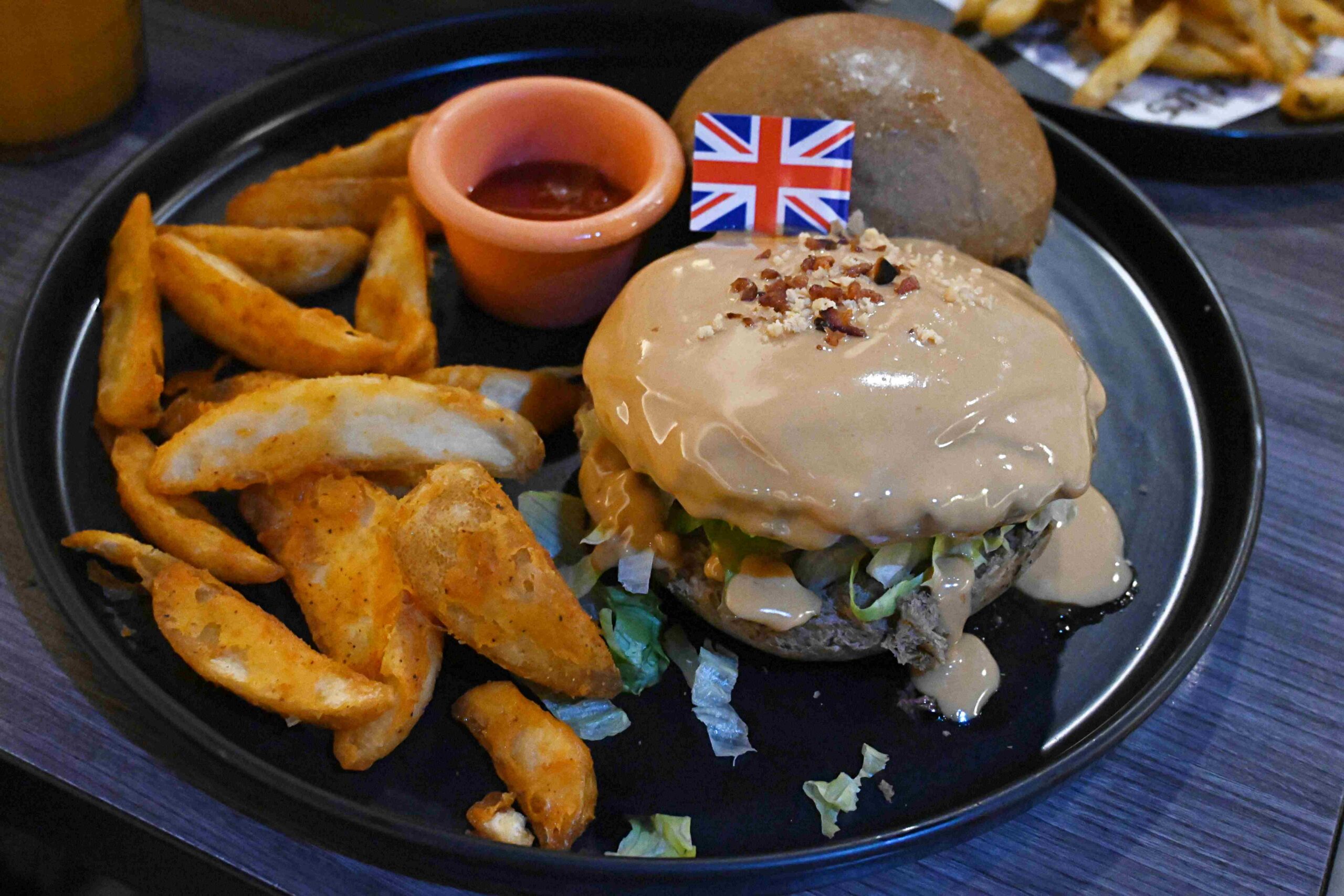 【新莊美食】嘿堡哥 HAH Burger｜新莊棒球場旁排隊美式餐廳，創意漢堡大份量高CP值(菜單) @厚片嘴角帶便當