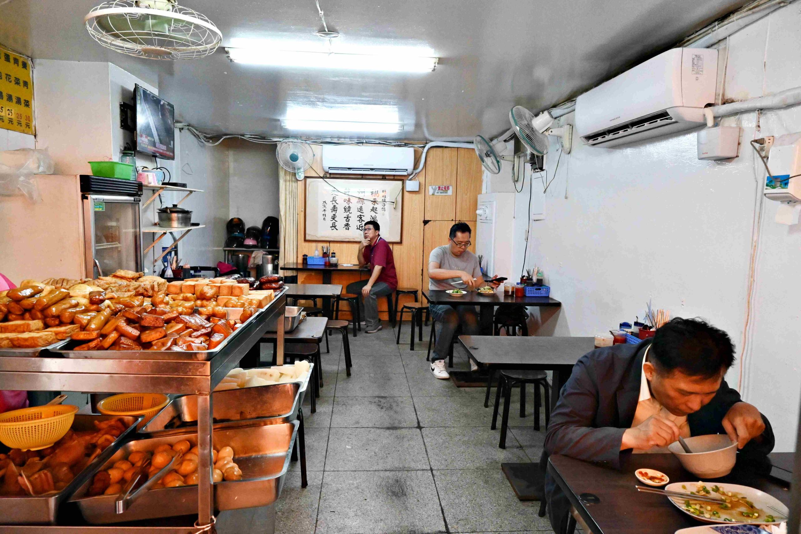 【新莊美食推薦】旺旺餃子館水餃便宜又爆餡、麵類滷味也超強(菜單) @厚片嘴角帶便當