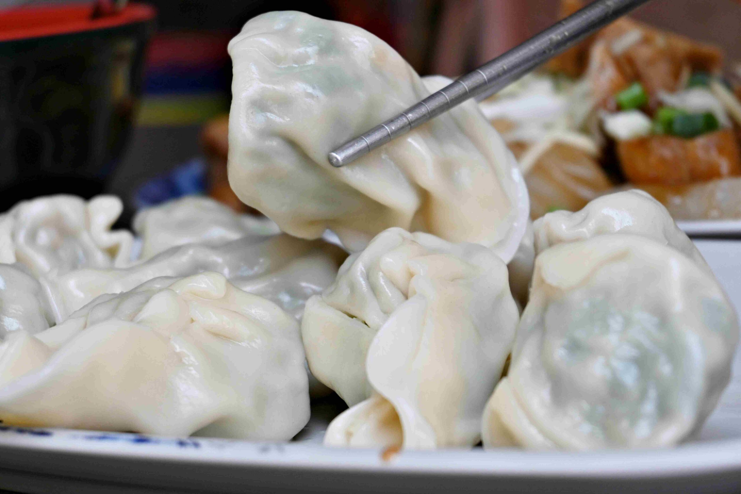 【新莊美食推薦】旺旺餃子館水餃便宜又爆餡、麵類滷味也超強(菜單) @厚片嘴角帶便當