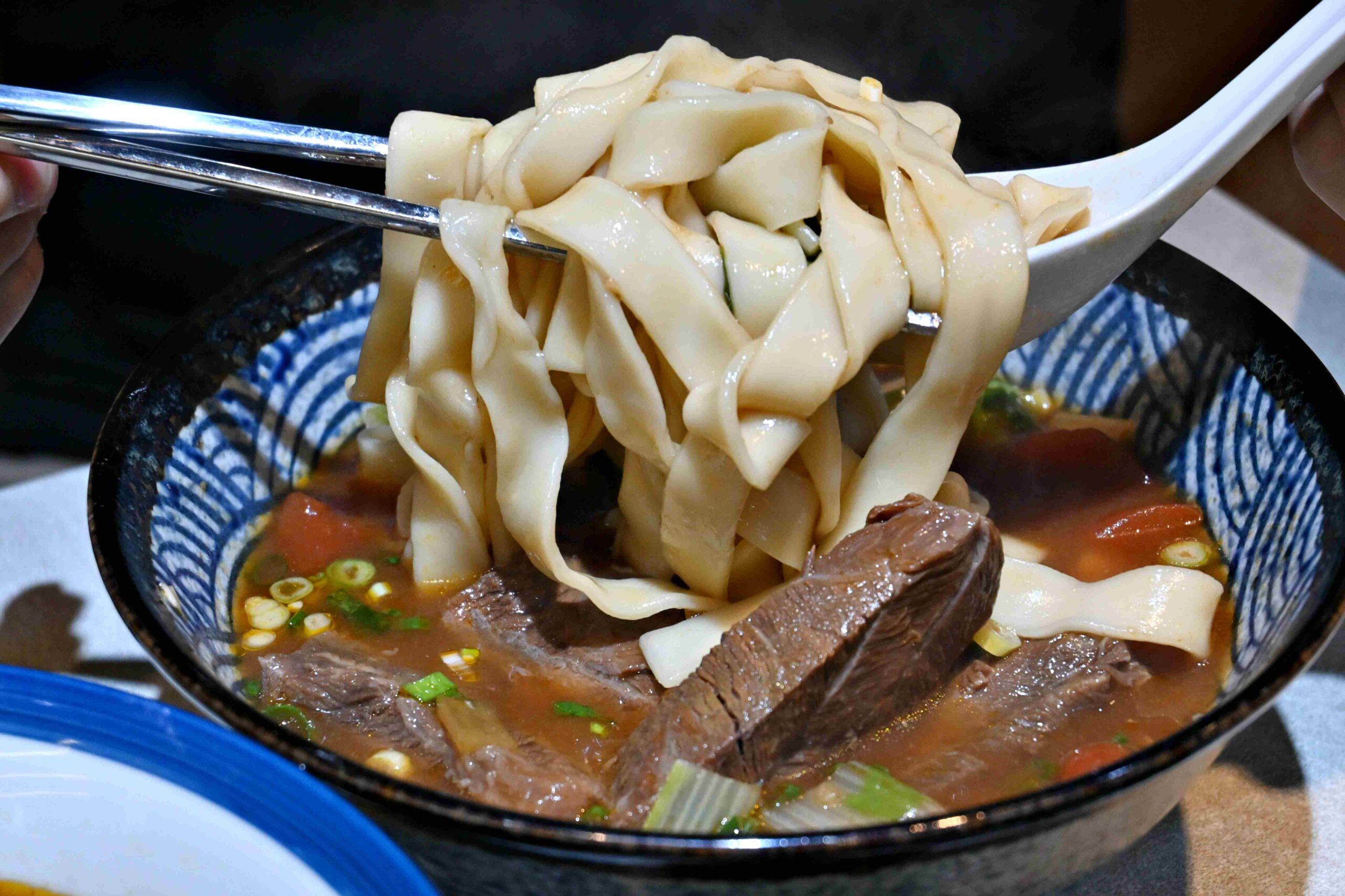 【板橋新莊美食推薦】瑪賀牛肉麵全攻略：在地人激推前二名牛肉麵，紅燒、蕃茄湯頭都強到沒話說！(菜單) @厚片嘴角帶便當