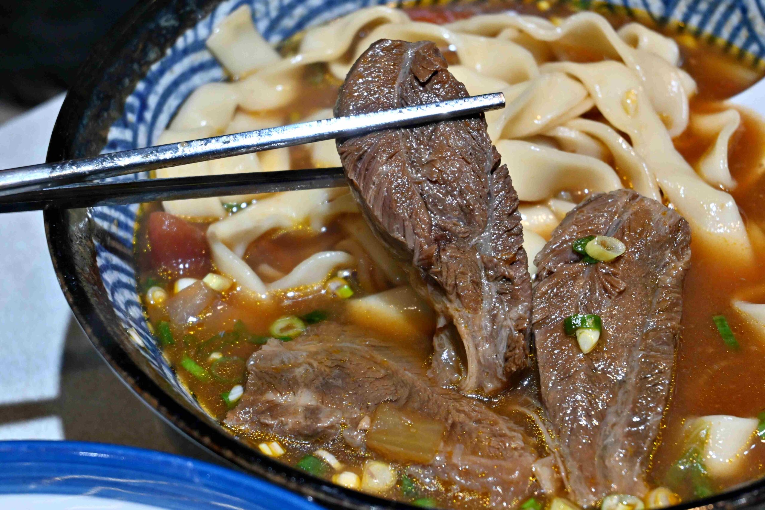 【板橋新莊美食推薦】瑪賀牛肉麵全攻略：在地人激推前二名牛肉麵，紅燒、蕃茄湯頭都強到沒話說！(菜單) @厚片嘴角帶便當