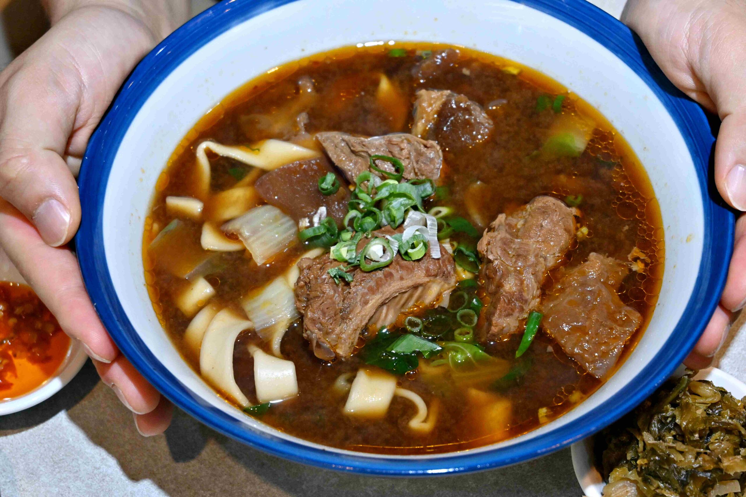 【板橋新莊美食推薦】瑪賀牛肉麵全攻略：在地人激推前二名牛肉麵，紅燒、蕃茄湯頭都強到沒話說！(菜單) @厚片嘴角帶便當
