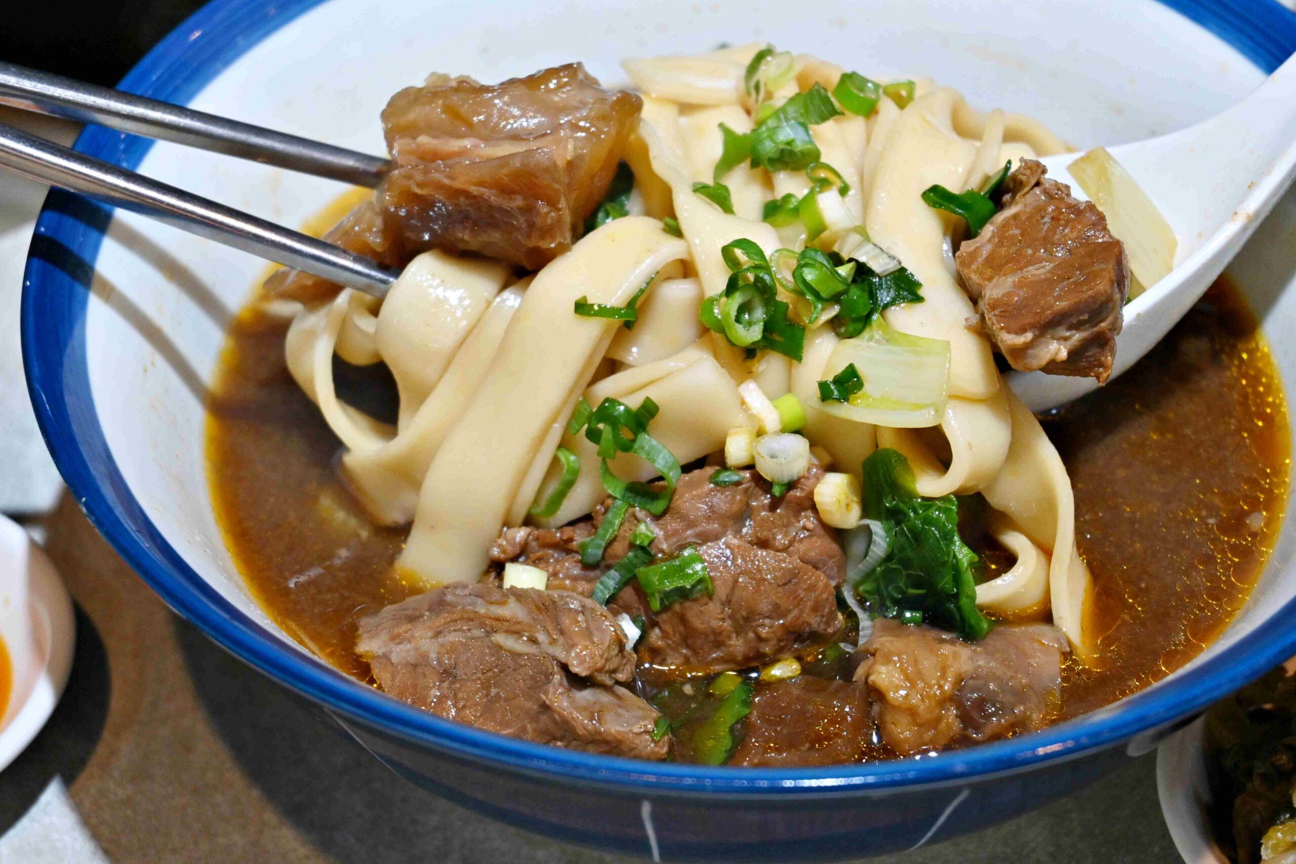 【板橋新莊美食推薦】瑪賀牛肉麵全攻略：在地人激推前二名牛肉麵，紅燒、蕃茄湯頭都強到沒話說！(菜單) @厚片嘴角帶便當
