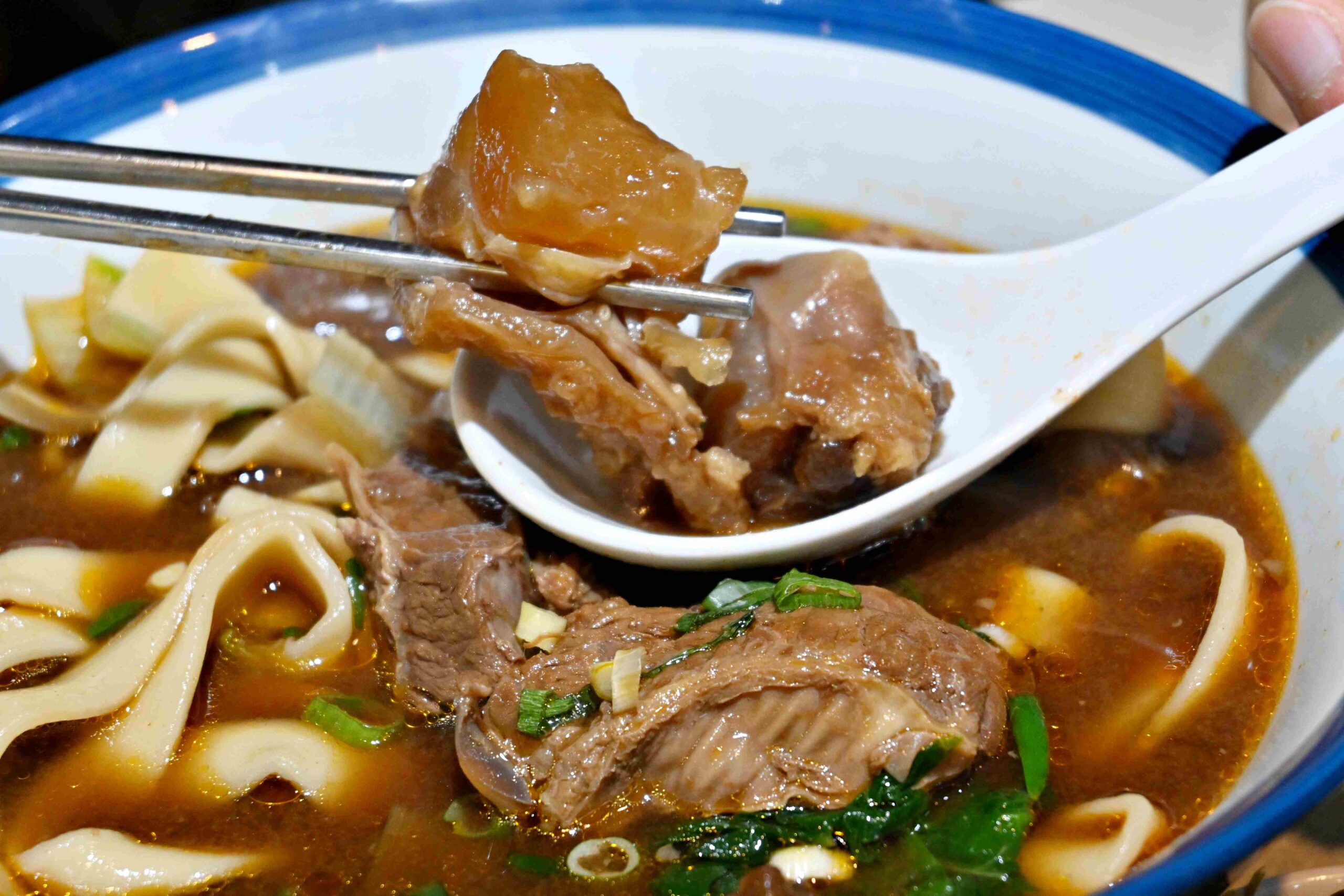 【板橋新莊美食推薦】瑪賀牛肉麵全攻略：在地人激推前二名牛肉麵，紅燒、蕃茄湯頭都強到沒話說！(菜單) @厚片嘴角帶便當