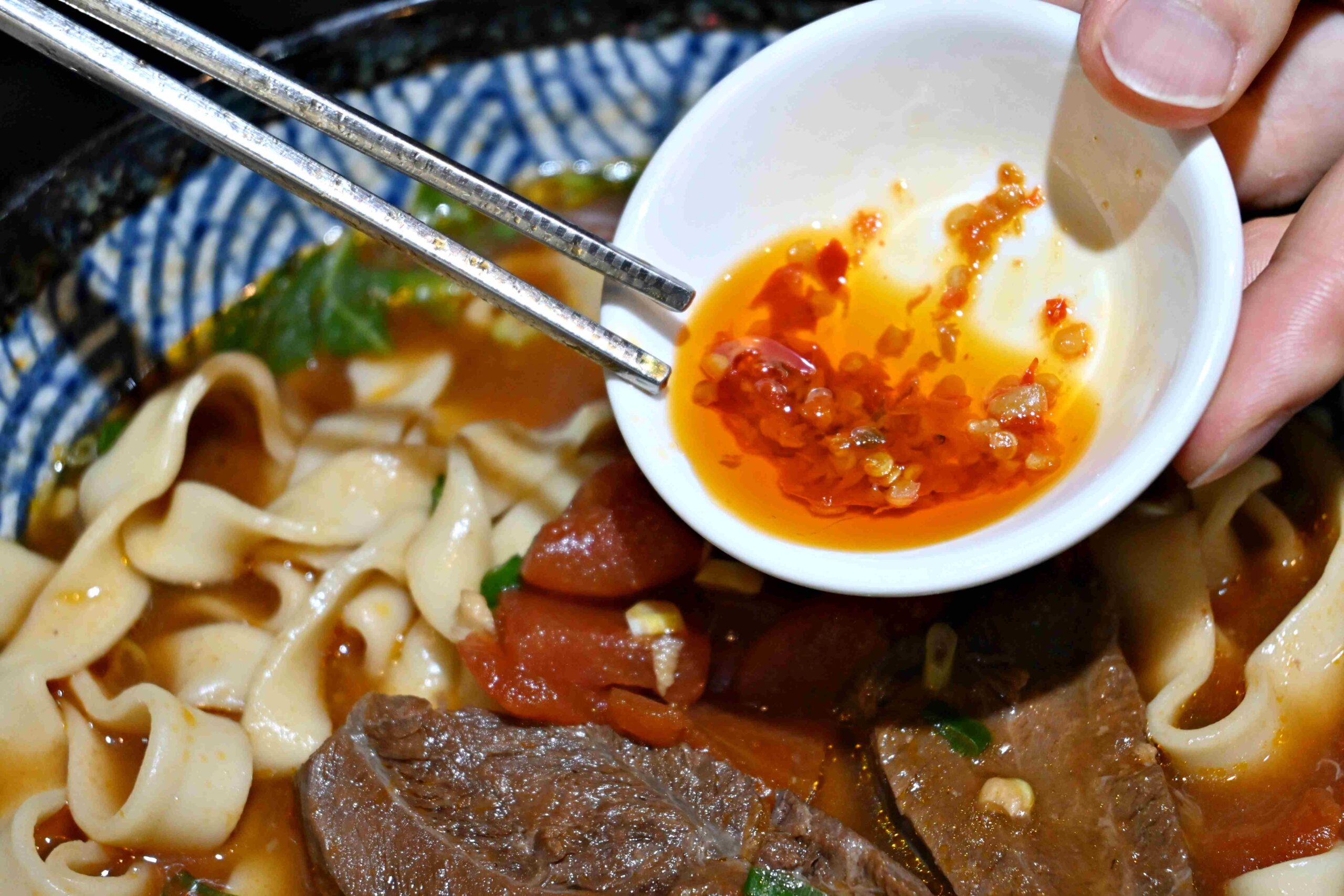 【板橋新莊美食推薦】瑪賀牛肉麵全攻略：在地人激推前二名牛肉麵，紅燒、蕃茄湯頭都強到沒話說！(菜單) @厚片嘴角帶便當