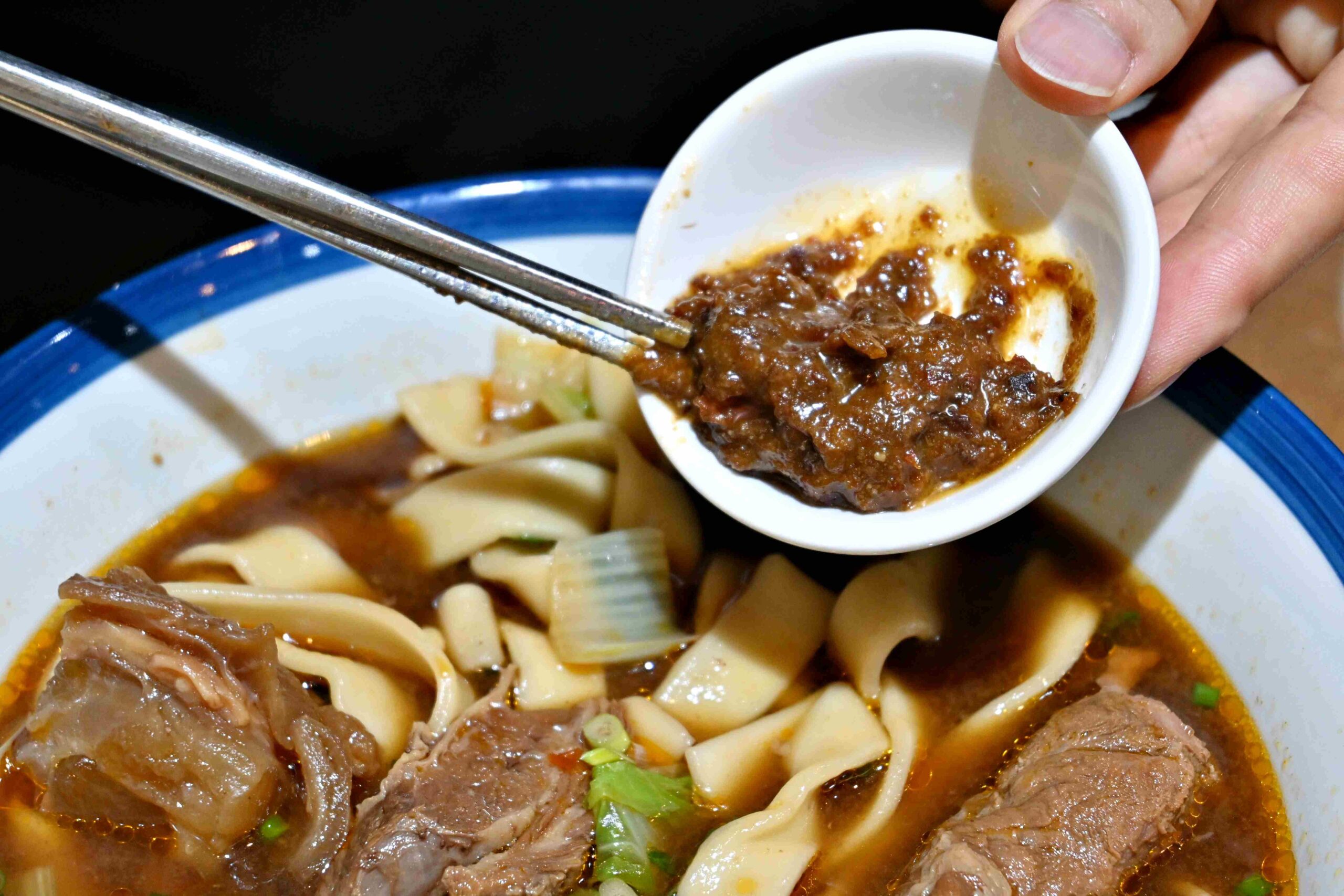 【板橋新莊美食推薦】瑪賀牛肉麵全攻略：在地人激推前二名牛肉麵，紅燒、蕃茄湯頭都強到沒話說！(菜單) @厚片嘴角帶便當