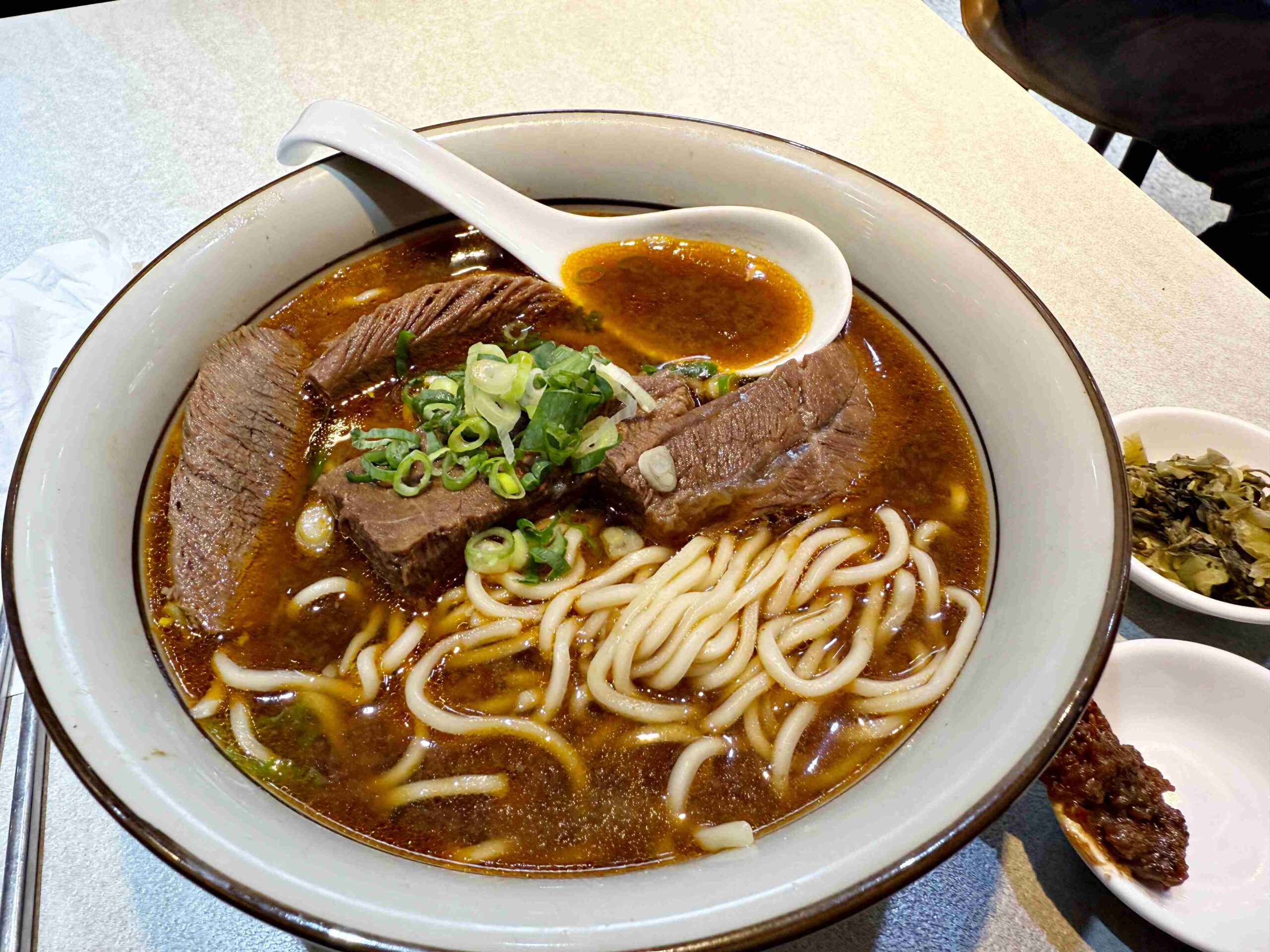 【板橋新莊美食推薦】瑪賀牛肉麵全攻略：在地人激推前二名牛肉麵，紅燒、蕃茄湯頭都強到沒話說！(菜單) @厚片嘴角帶便當