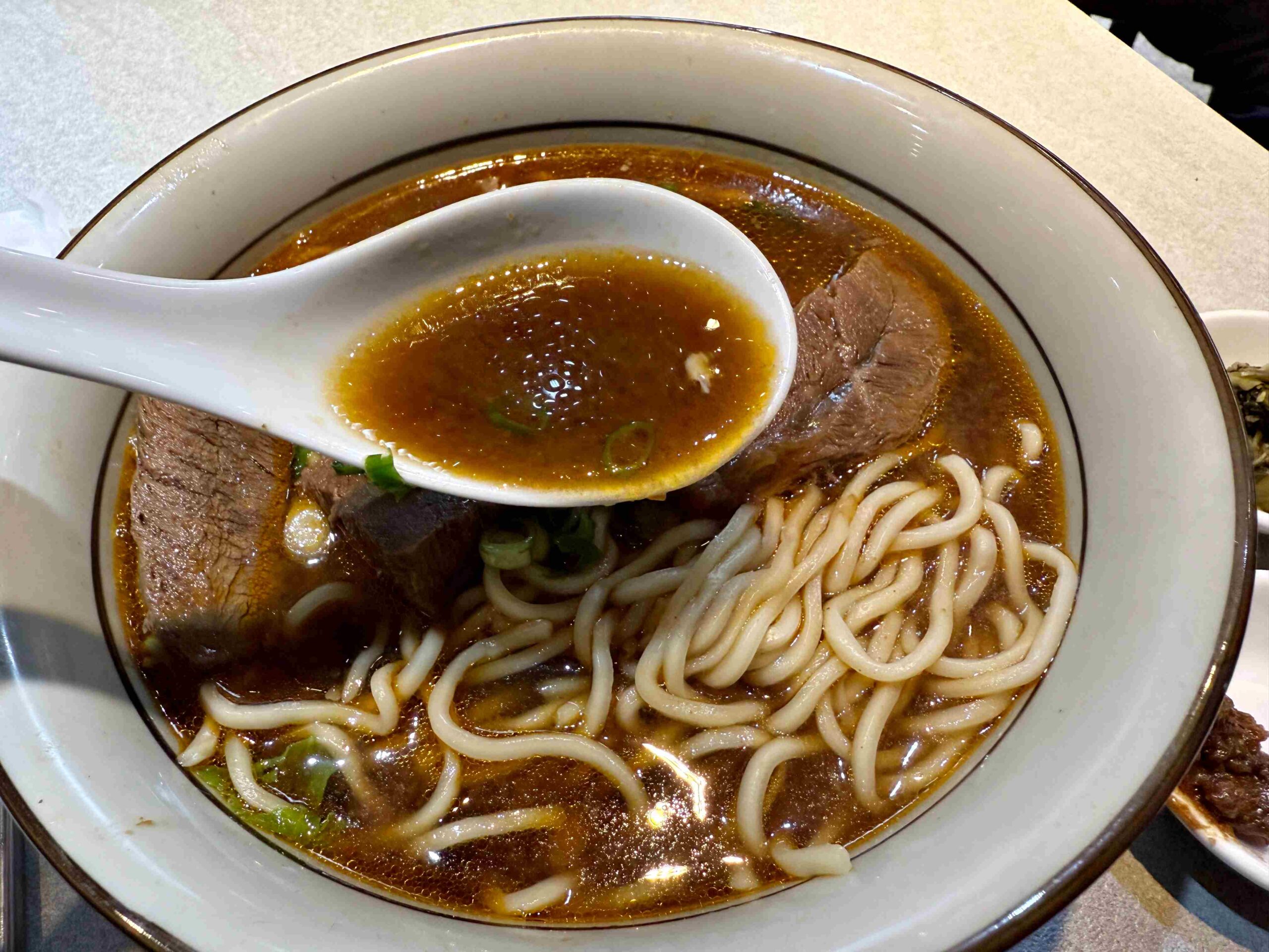 【板橋新莊美食推薦】瑪賀牛肉麵全攻略：在地人激推前二名牛肉麵，紅燒、蕃茄湯頭都強到沒話說！(菜單) @厚片嘴角帶便當