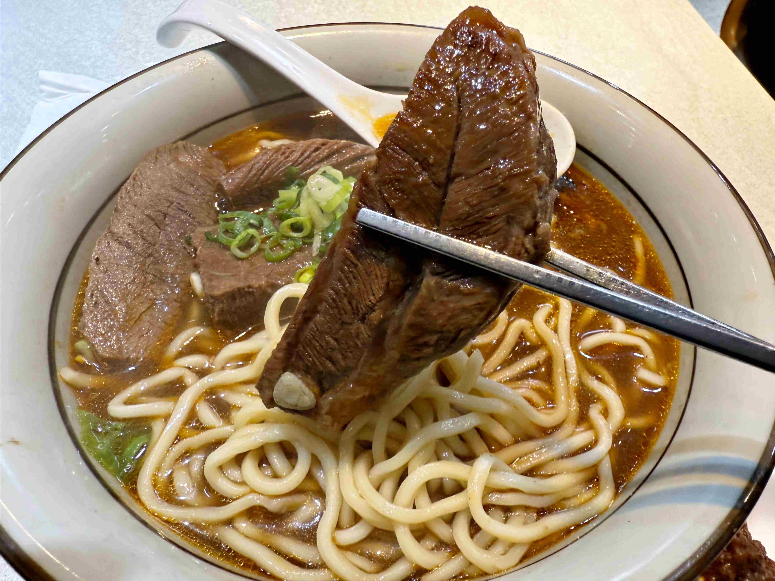 【板橋新莊美食推薦】瑪賀牛肉麵全攻略：在地人激推前二名牛肉麵，紅燒、蕃茄湯頭都強到沒話說！(菜單) @厚片嘴角帶便當