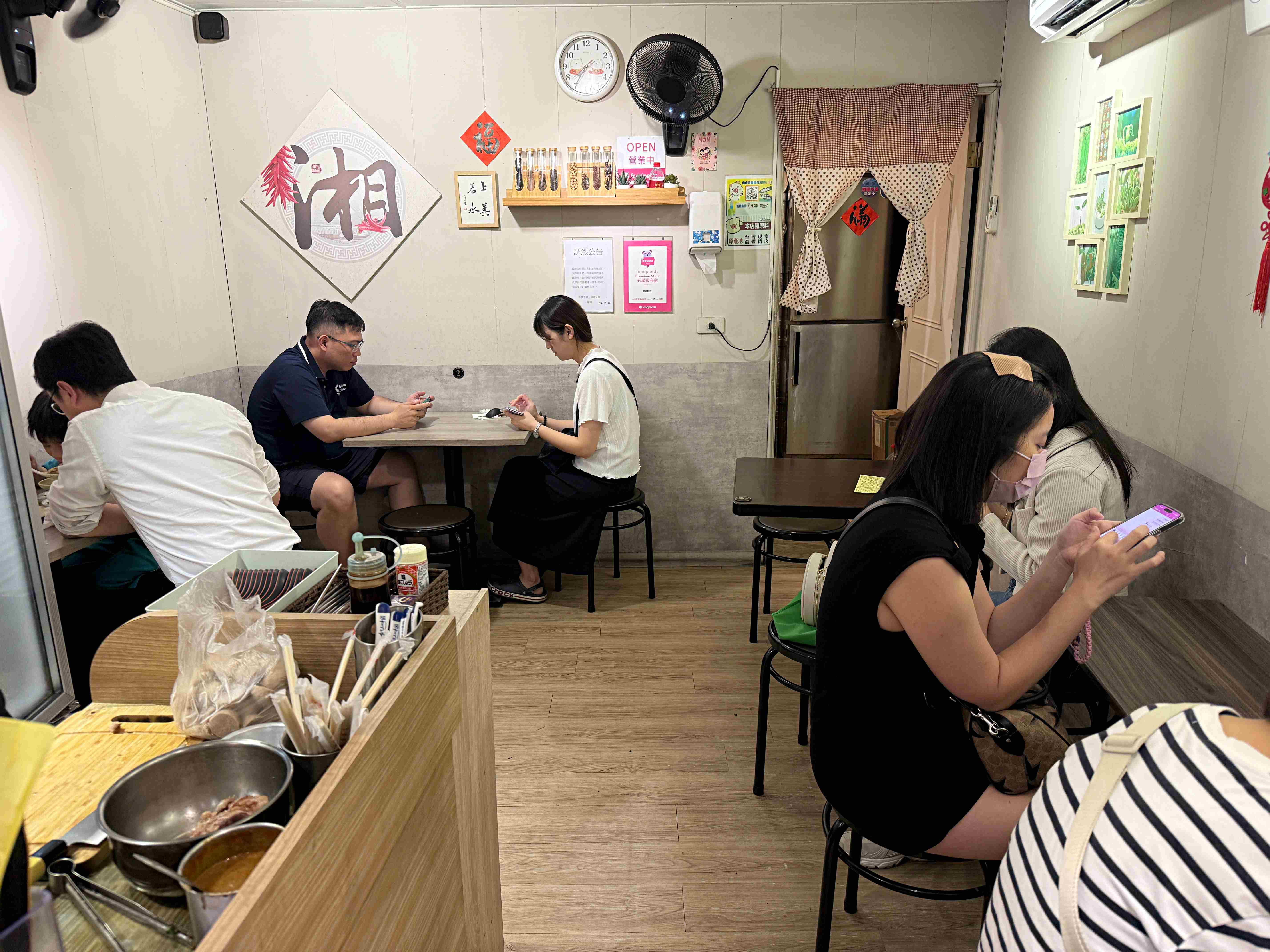 【新莊美食】溢湘麵館｜酸辣粉控的天堂，天然湯頭＋Q彈粉條吃起來超過癮(菜單) @厚片嘴角帶便當