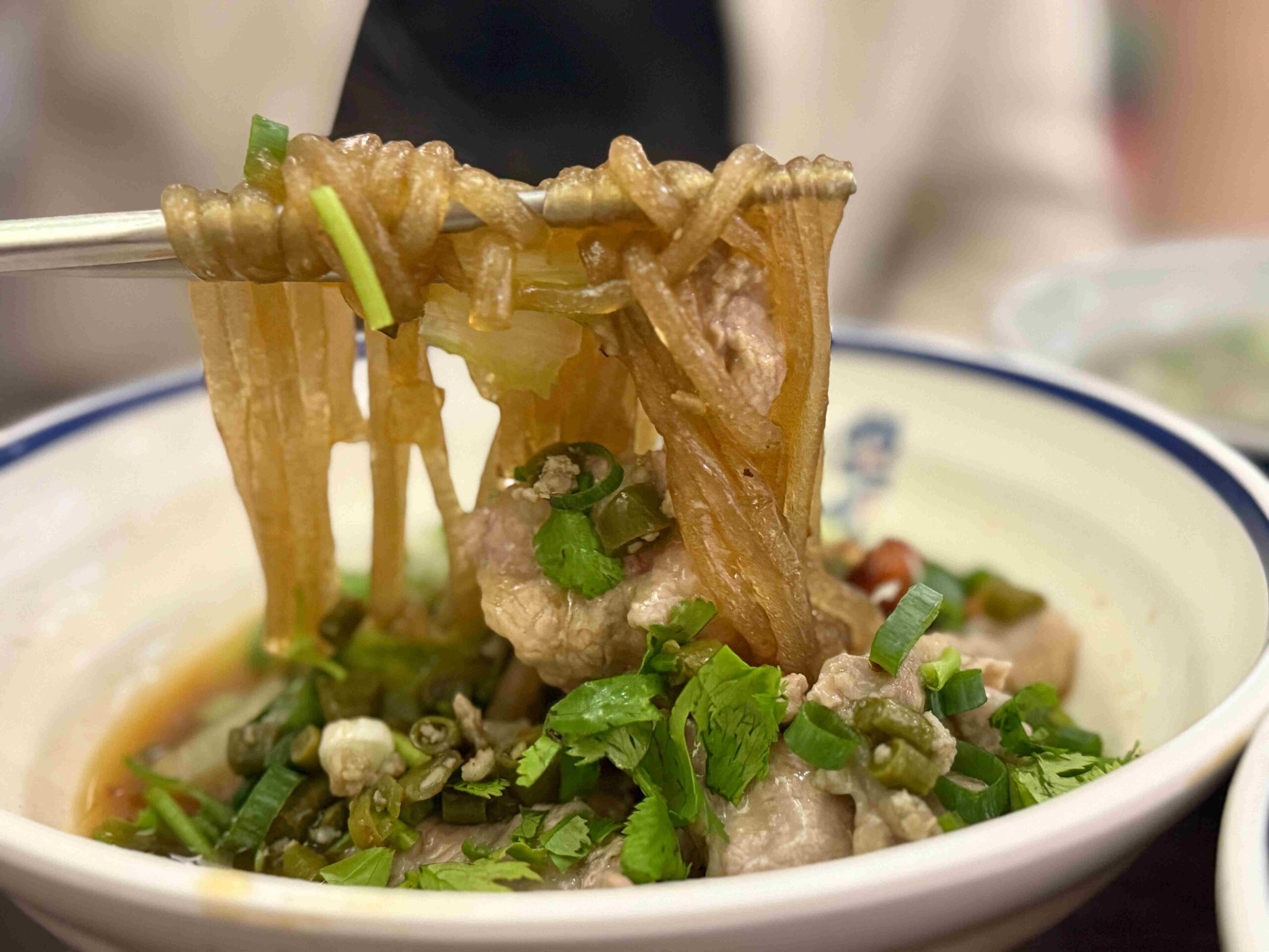 【新莊美食】溢湘麵館｜酸辣粉控的天堂，天然湯頭＋Q彈粉條吃起來超過癮(菜單) @厚片嘴角帶便當