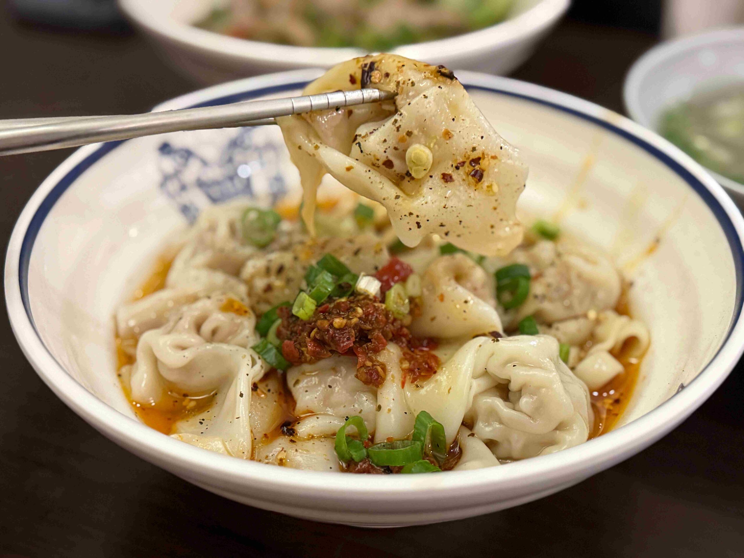 【新莊美食】溢湘麵館｜酸辣粉控的天堂，天然湯頭＋Q彈粉條吃起來超過癮(菜單) @厚片嘴角帶便當