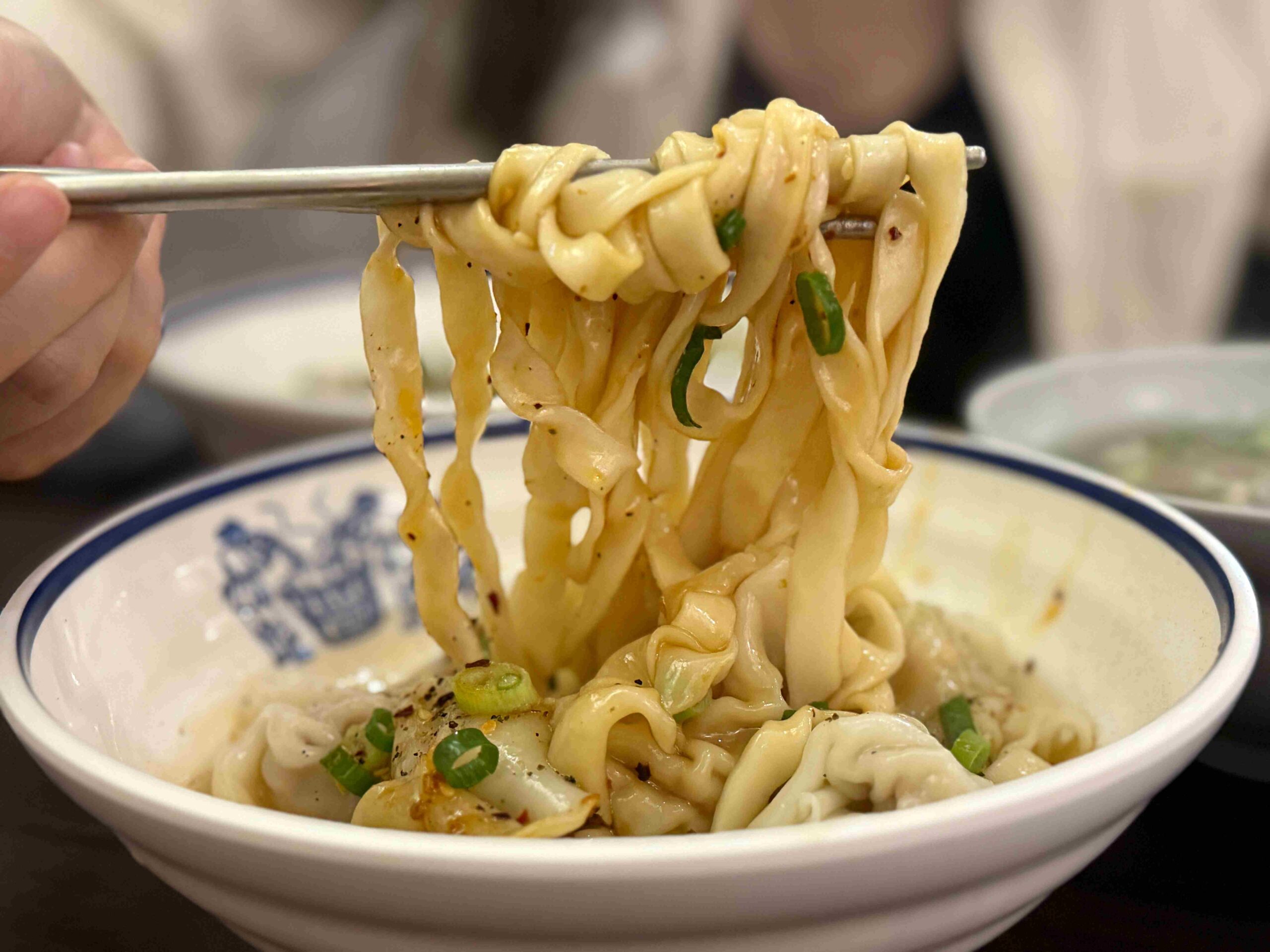 【新莊美食】溢湘麵館｜酸辣粉控的天堂，天然湯頭＋Q彈粉條吃起來超過癮(菜單) @厚片嘴角帶便當