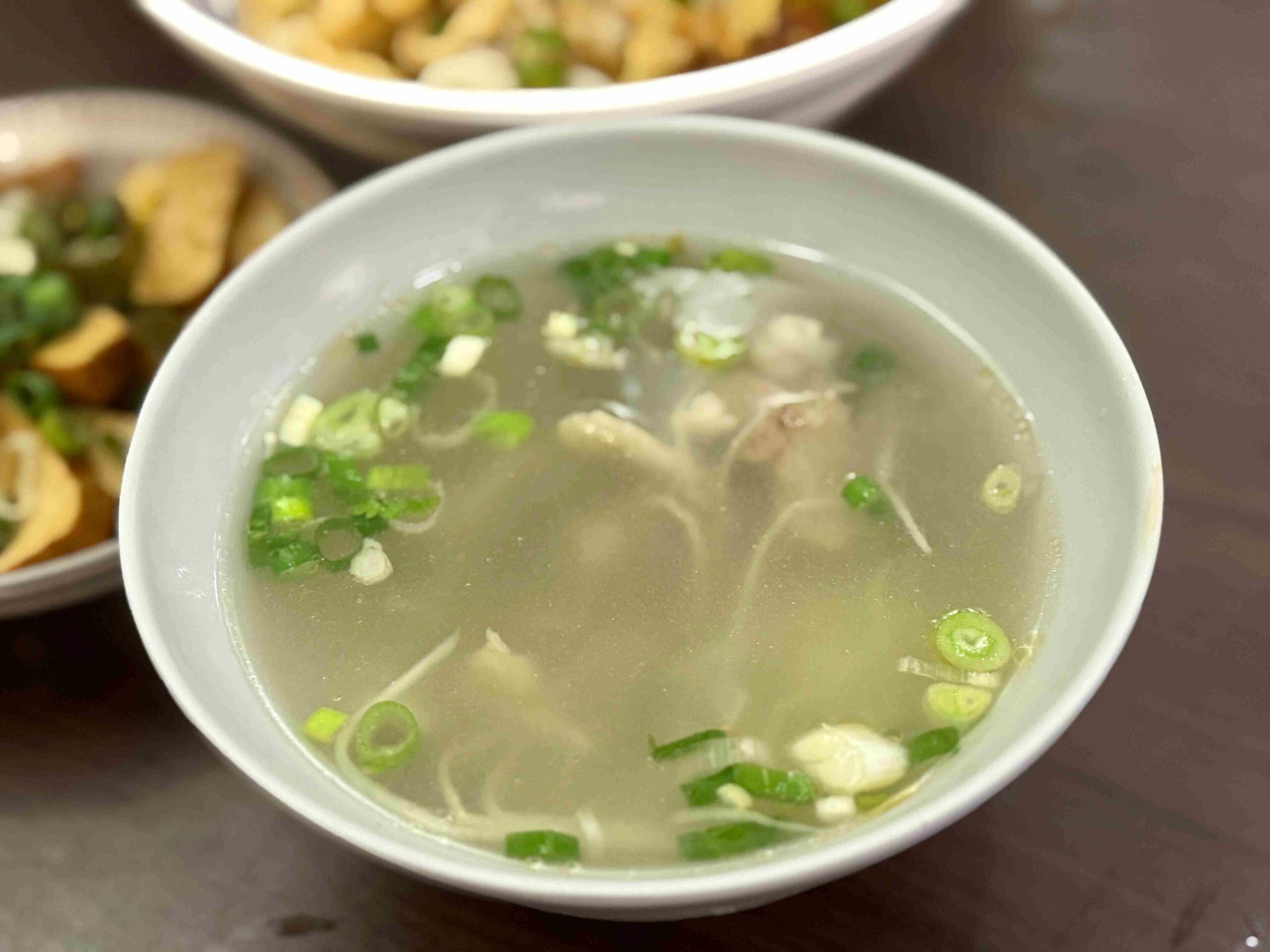 【新莊美食】溢湘麵館｜酸辣粉控的天堂，天然湯頭＋Q彈粉條吃起來超過癮(菜單) @厚片嘴角帶便當