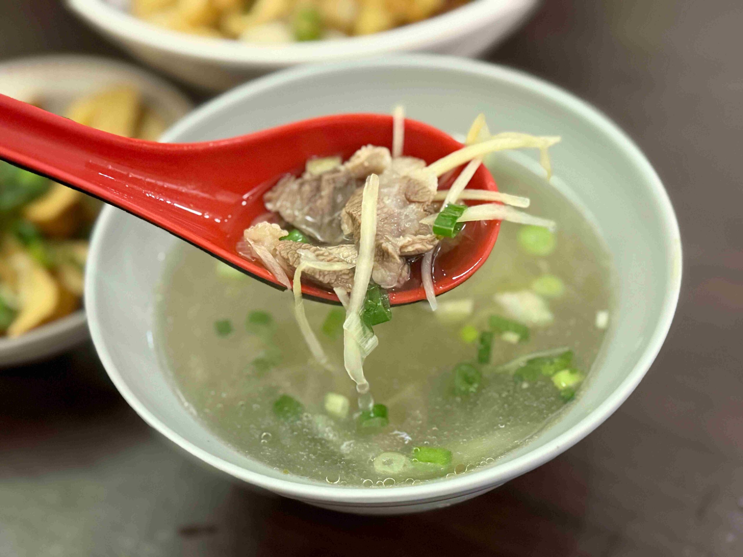 【新莊美食】溢湘麵館｜酸辣粉控的天堂，天然湯頭＋Q彈粉條吃起來超過癮(菜單) @厚片嘴角帶便當