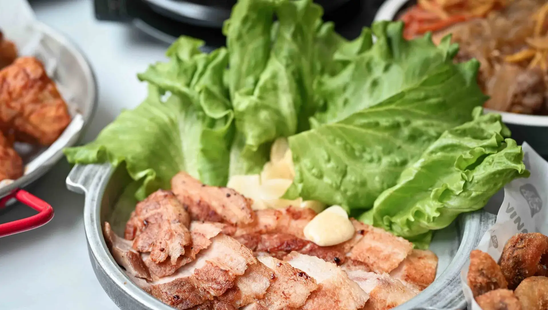 【西門美食】本村韓式炸雞重慶南店，比我想像的還強！不只有炸雞，每道都好吃(菜單) @厚片嘴角帶便當