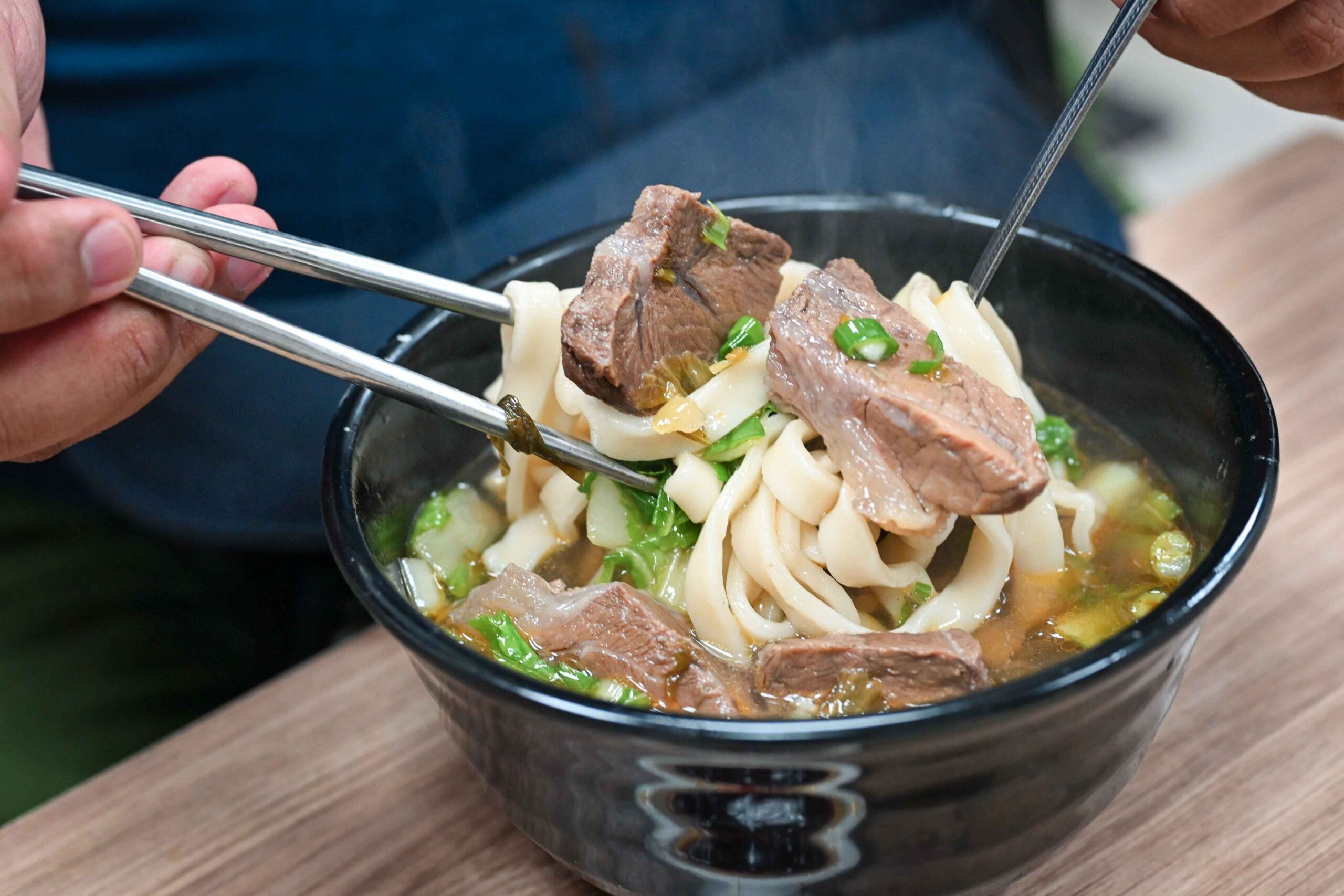 【西門美食】張記鍋貼牛肉麵，紅到日本去的巷弄小店，連大阪都搶著學！(菜單) @厚片嘴角帶便當