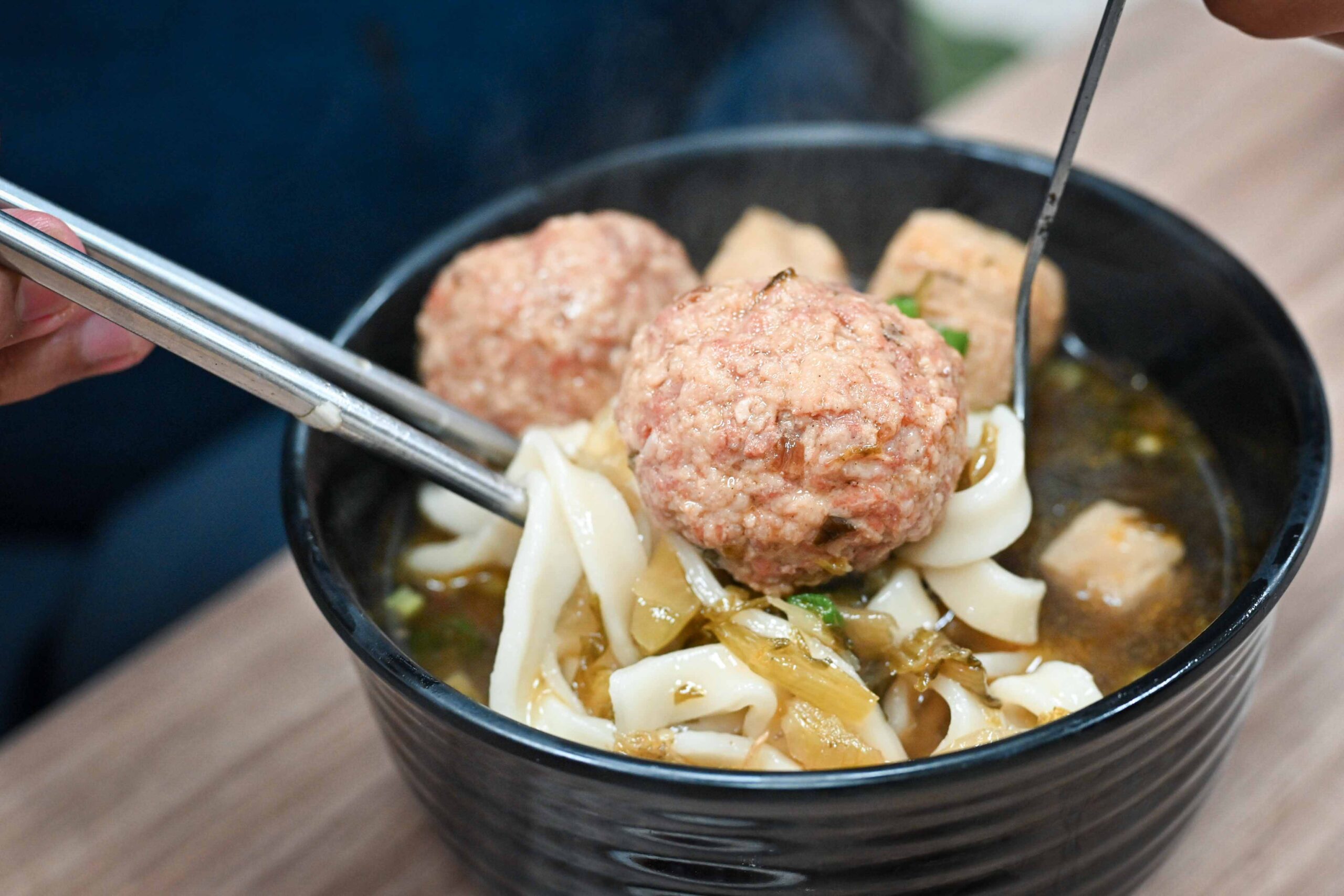 【西門美食】張記鍋貼牛肉麵，紅到日本去的巷弄小店，連大阪都搶著學！(菜單) @厚片嘴角帶便當