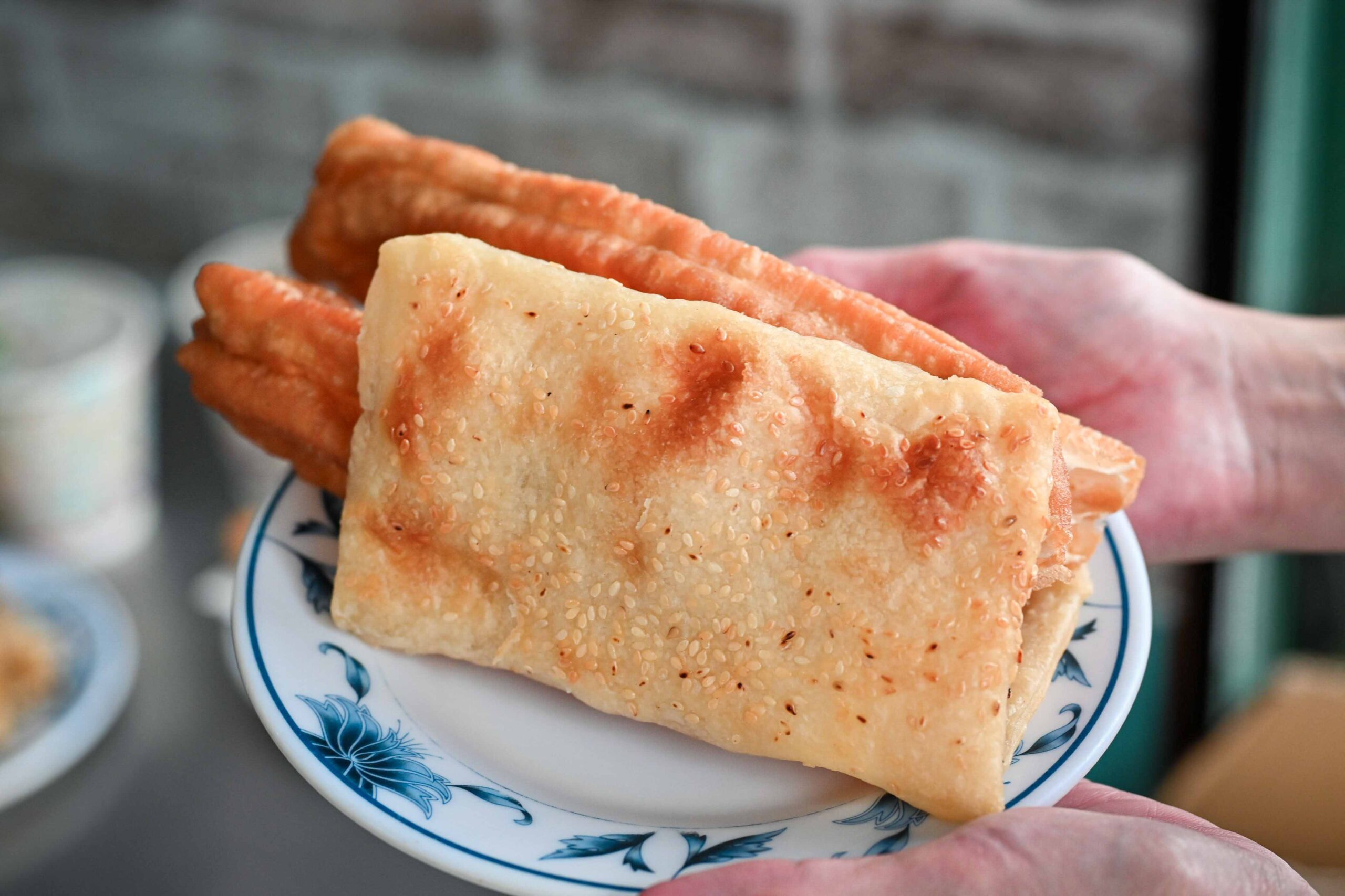 【頭城老街早餐店】傳承70年老店！頭城人從小吃到大的手擀蔥蛋餅(菜單) @厚片嘴角帶便當