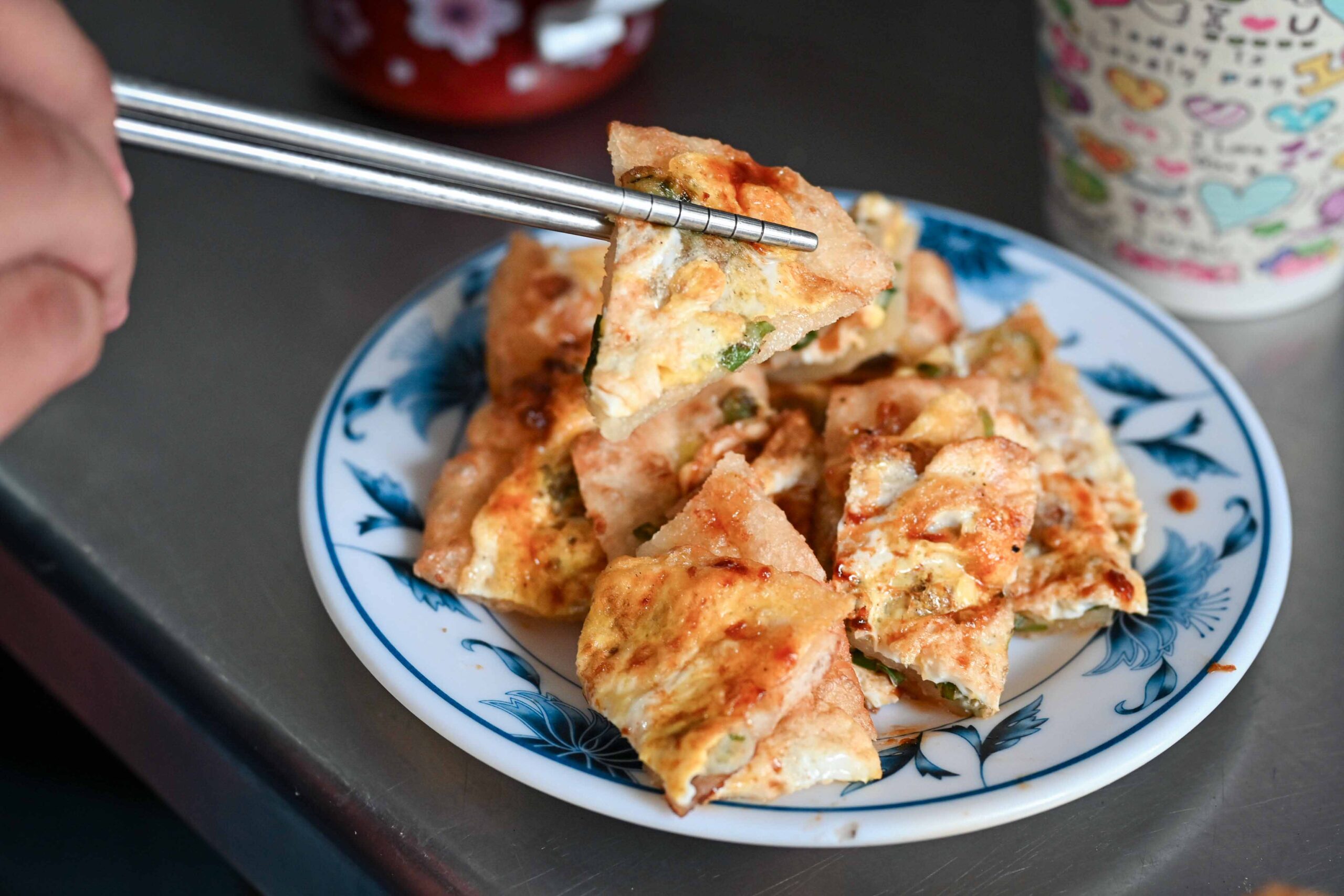 【頭城老街早餐店】傳承70年老店！頭城人從小吃到大的手擀蔥蛋餅(菜單) @厚片嘴角帶便當