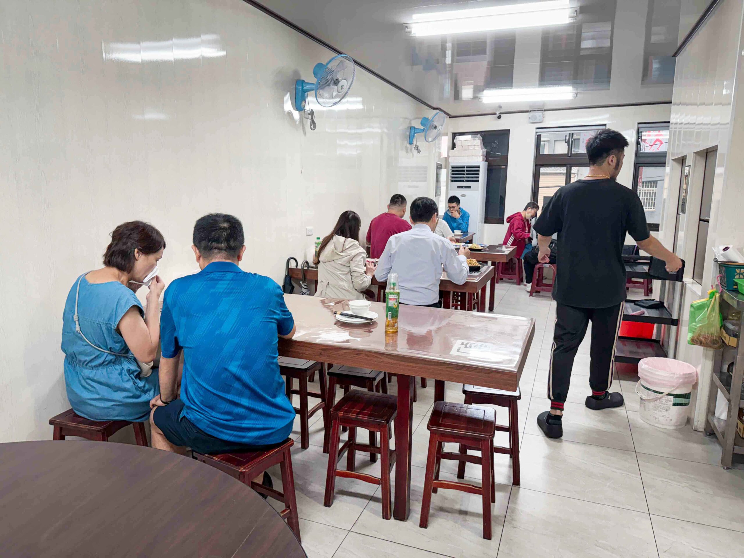 【宜蘭美食推薦】阿雪姨海鮮料理，大溪漁港人氣第一的現撈海鮮餐廳！(菜單) @厚片嘴角帶便當