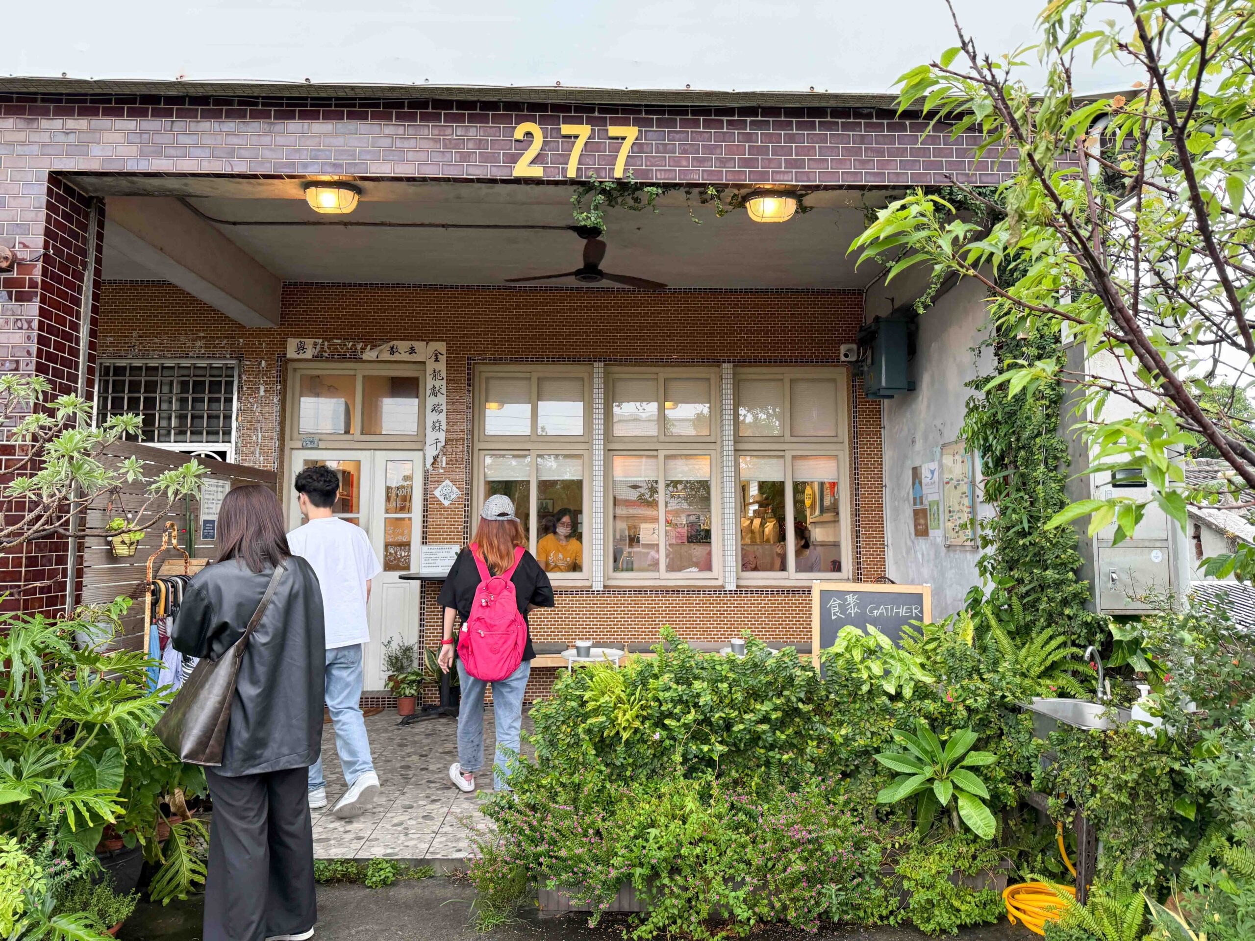 【宜蘭美食】食聚咖啡Gather cafe，台灣也有媲美 HARBS 的蛋糕？這間甜點店太扯了(菜單)(寵物友善) @厚片嘴角帶便當