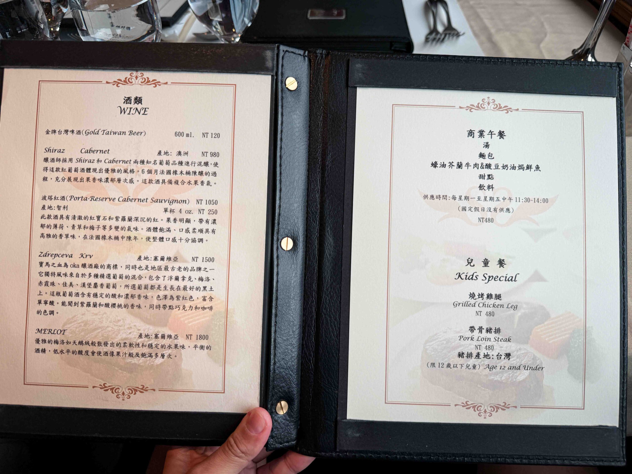 【板橋美食】老派西餐｜特香齋：比想像更厲害的復古排餐店(菜單) @厚片嘴角帶便當
