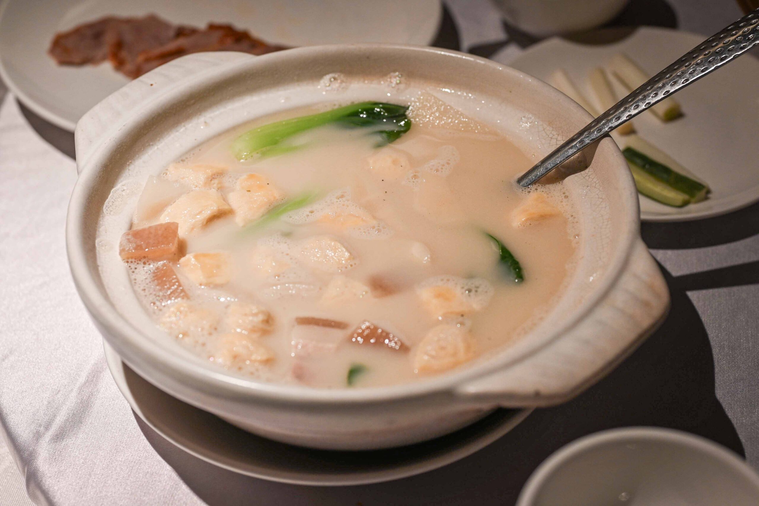 【忠孝復興美食】春申食府，台北東區的高CP值上海菜，鴨架湯到甜點通通都不雷(菜單) @厚片嘴角帶便當