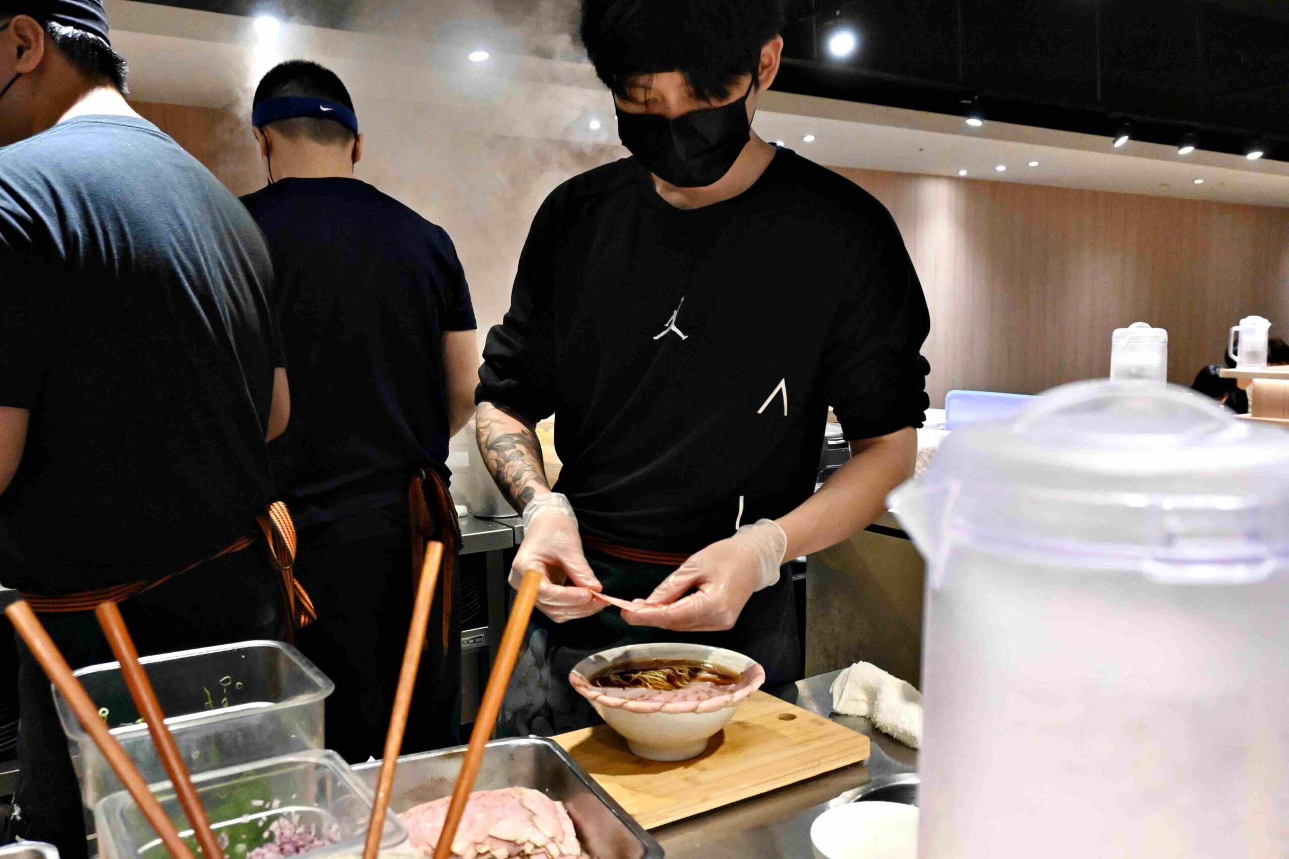 【新莊美食】熊越岳拉麵：破千人好評的肉花叉燒拉麵，免費加麵加湯太佛心！(菜單)(寵物友善) @厚片嘴角帶便當