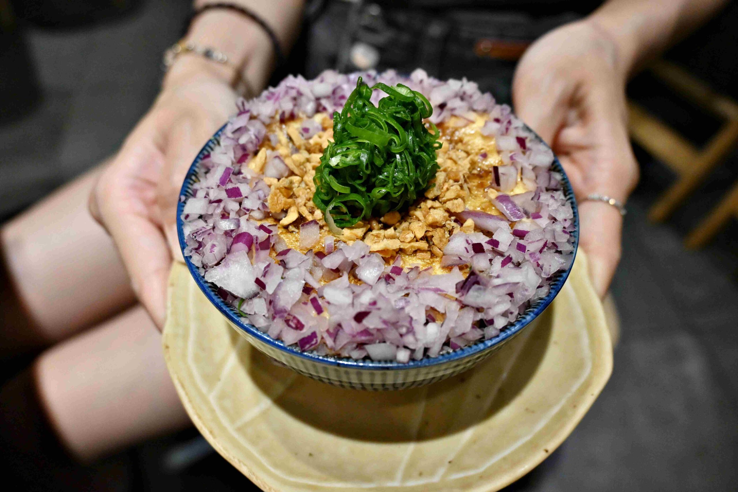 【新莊美食】熊越岳拉麵：破千人好評的肉花叉燒拉麵，免費加麵加湯太佛心！(菜單)(寵物友善) @厚片嘴角帶便當