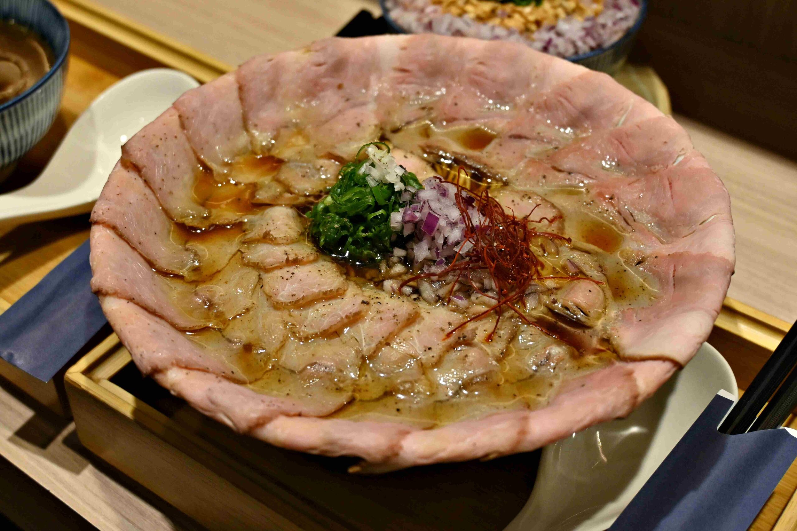 【新莊美食】熊越岳拉麵：破千人好評的肉花叉燒拉麵，免費加麵加湯太佛心！(菜單)(寵物友善) @厚片嘴角帶便當