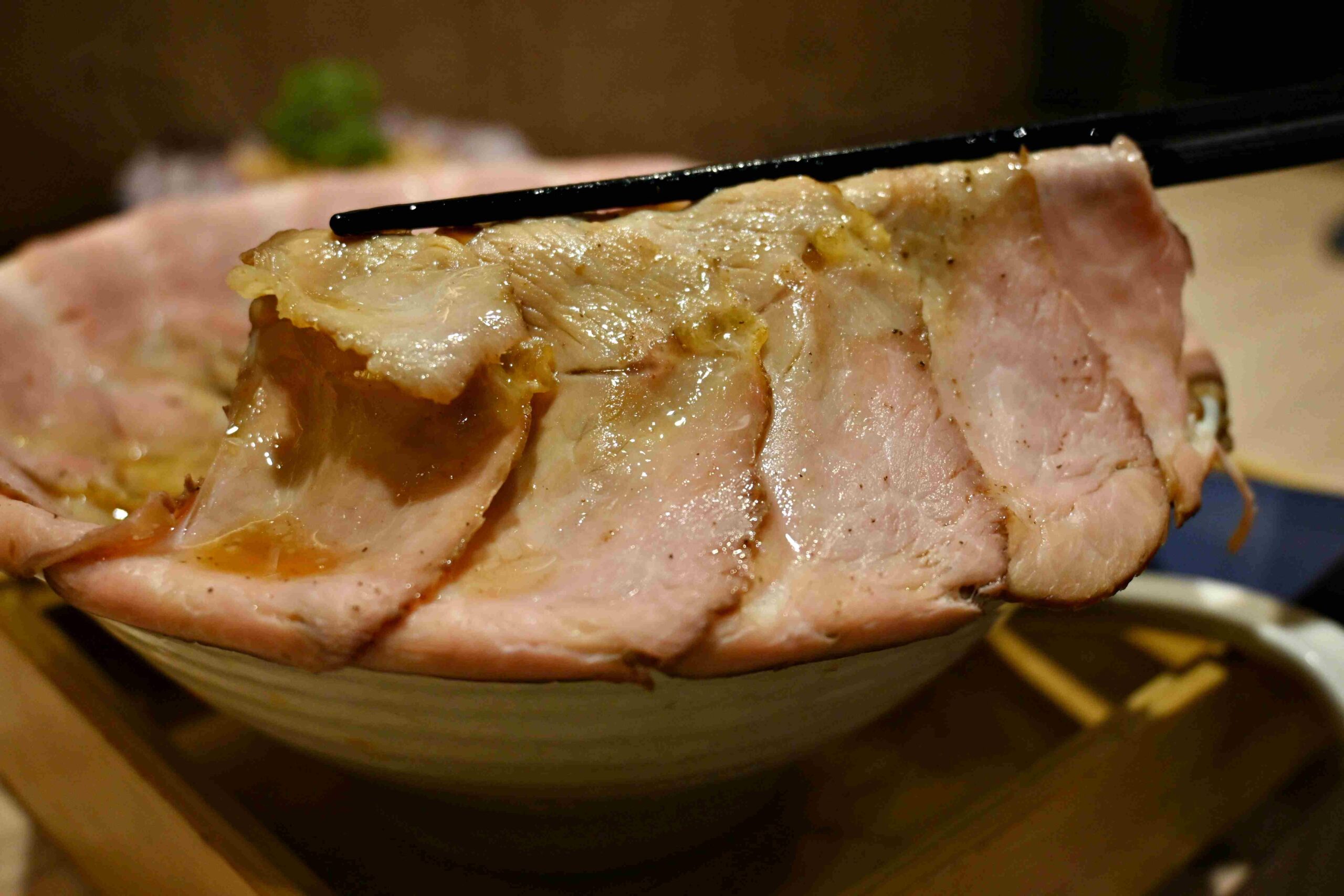 【新莊美食】熊越岳拉麵：破千人好評的肉花叉燒拉麵，免費加麵加湯太佛心！(菜單)(寵物友善) @厚片嘴角帶便當