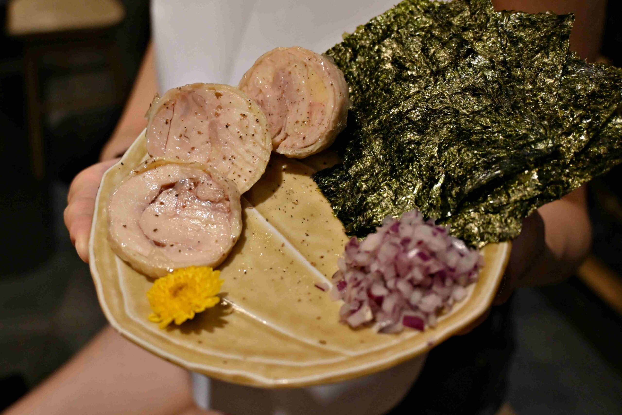 【新莊美食】熊越岳拉麵：破千人好評的肉花叉燒拉麵，免費加麵加湯太佛心！(菜單)(寵物友善) @厚片嘴角帶便當