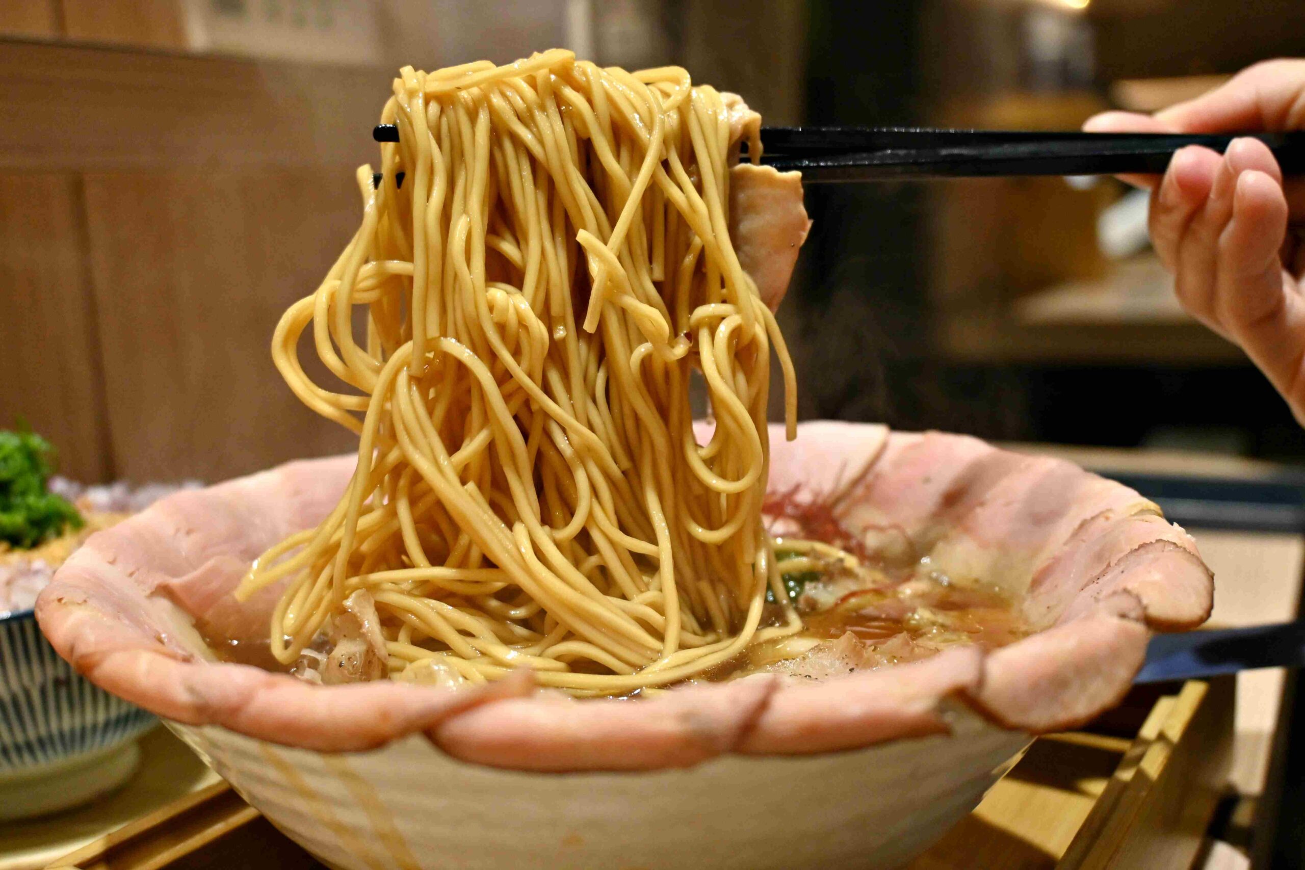 【新莊美食】熊越岳拉麵：破千人好評的肉花叉燒拉麵，免費加麵加湯太佛心！(菜單)(寵物友善) @厚片嘴角帶便當