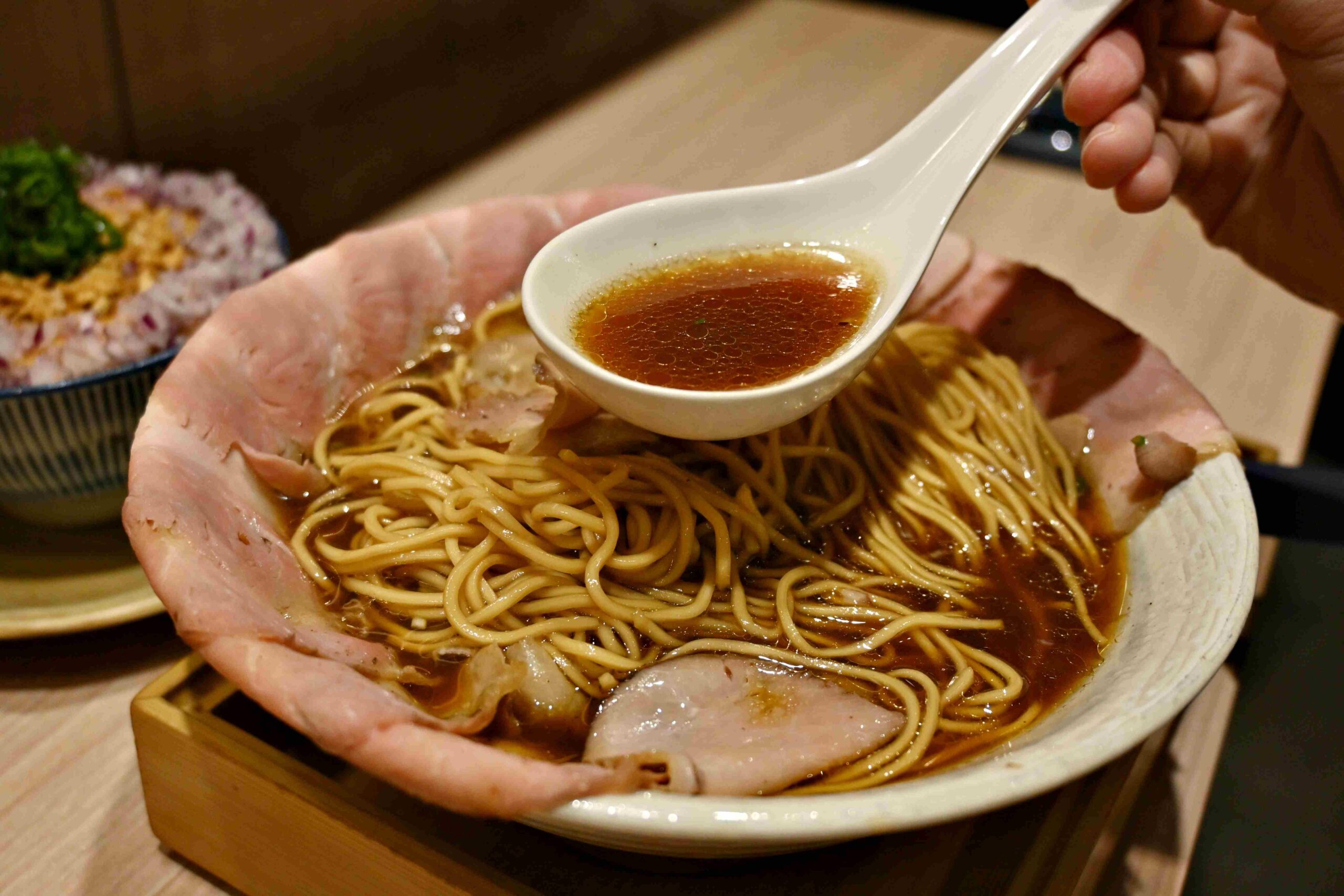 【新莊美食】熊越岳拉麵：破千人好評的肉花叉燒拉麵，免費加麵加湯太佛心！(菜單)(寵物友善) @厚片嘴角帶便當