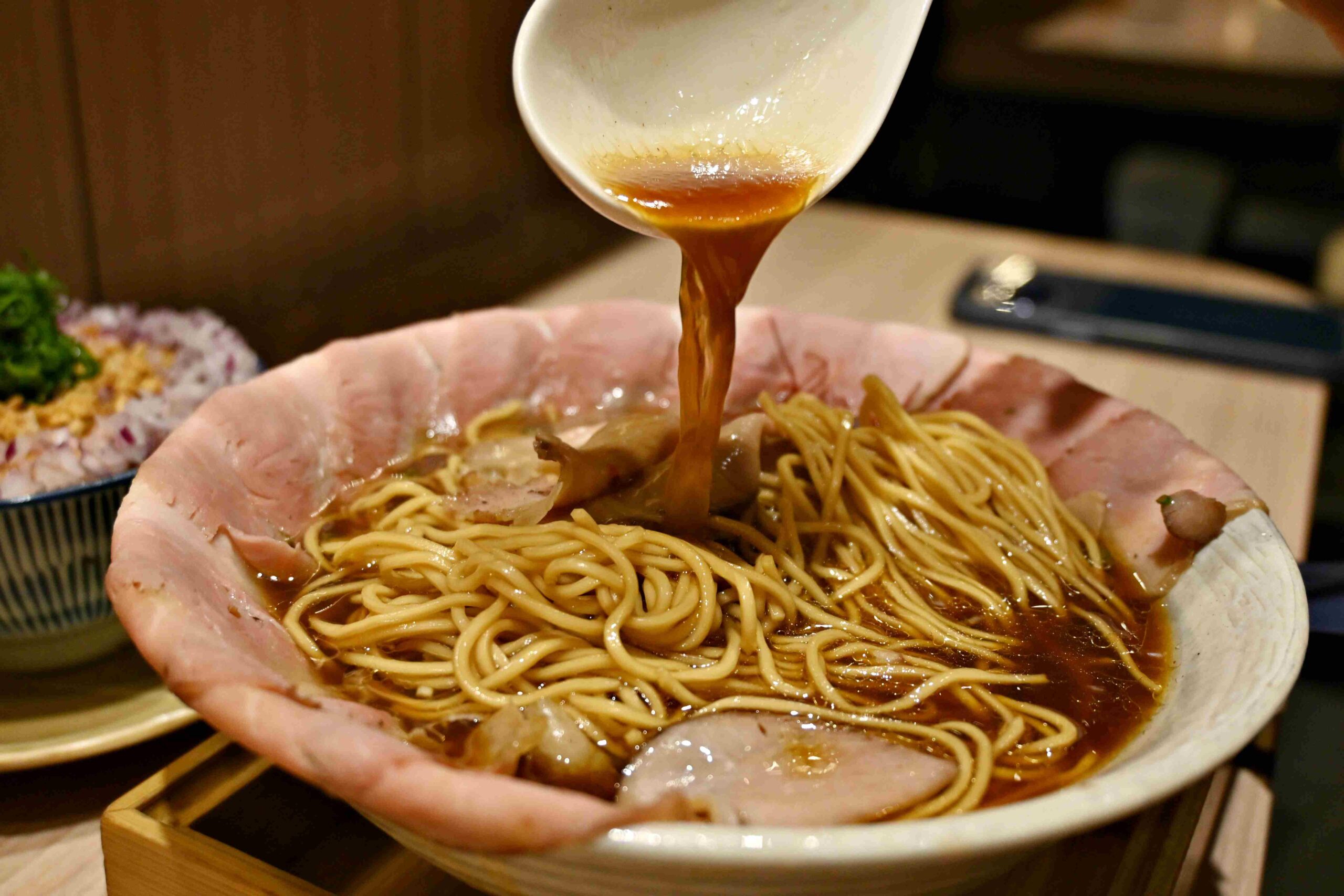 【新莊美食】熊越岳拉麵：破千人好評的肉花叉燒拉麵，免費加麵加湯太佛心！(菜單)(寵物友善) @厚片嘴角帶便當
