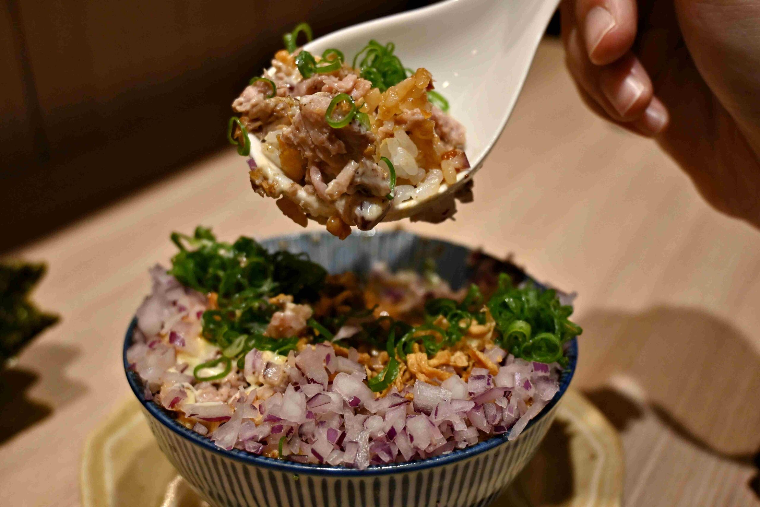 【新莊美食】熊越岳拉麵：破千人好評的肉花叉燒拉麵，免費加麵加湯太佛心！(菜單)(寵物友善) @厚片嘴角帶便當