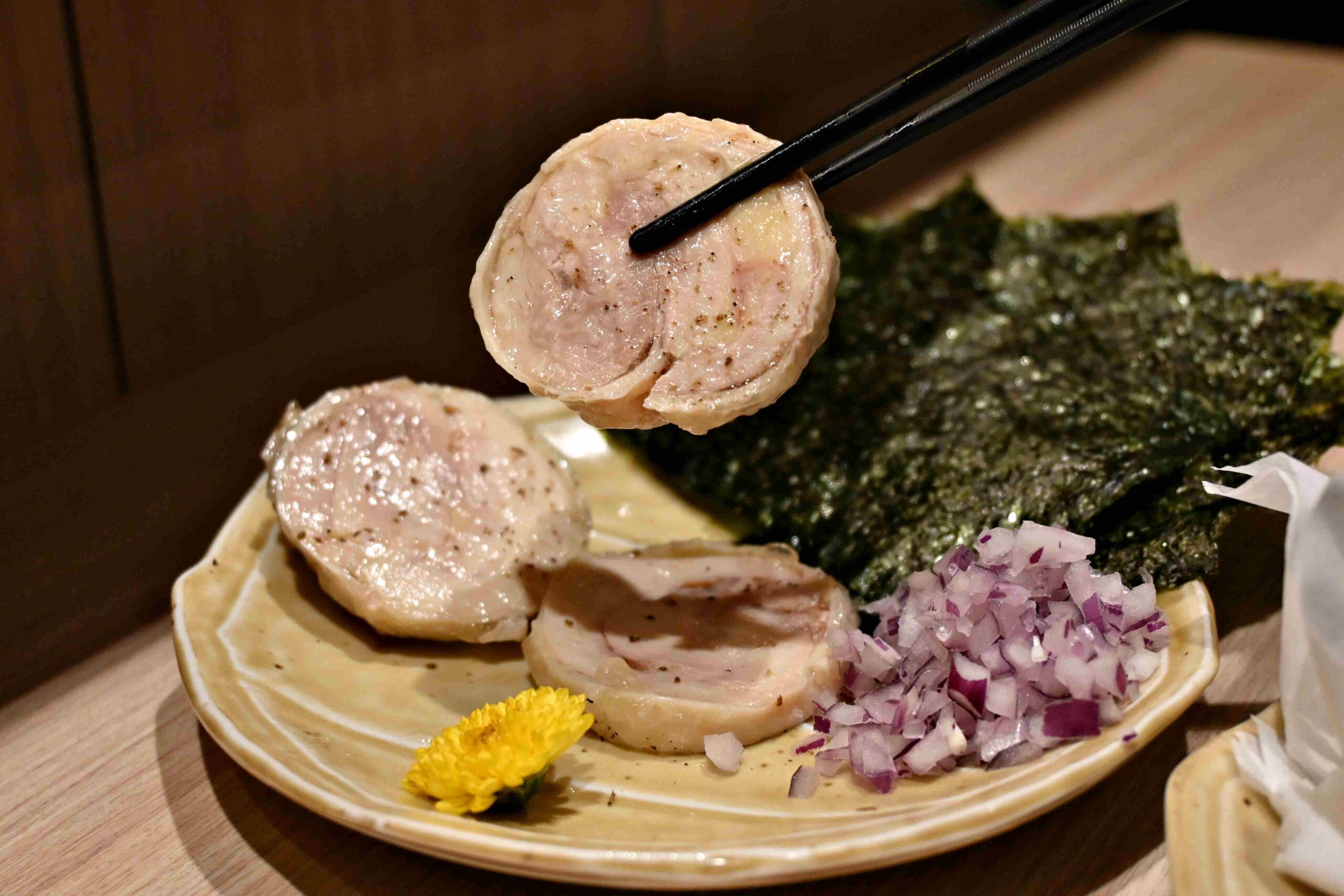 【新莊美食】熊越岳拉麵：破千人好評的肉花叉燒拉麵，免費加麵加湯太佛心！(菜單)(寵物友善) @厚片嘴角帶便當