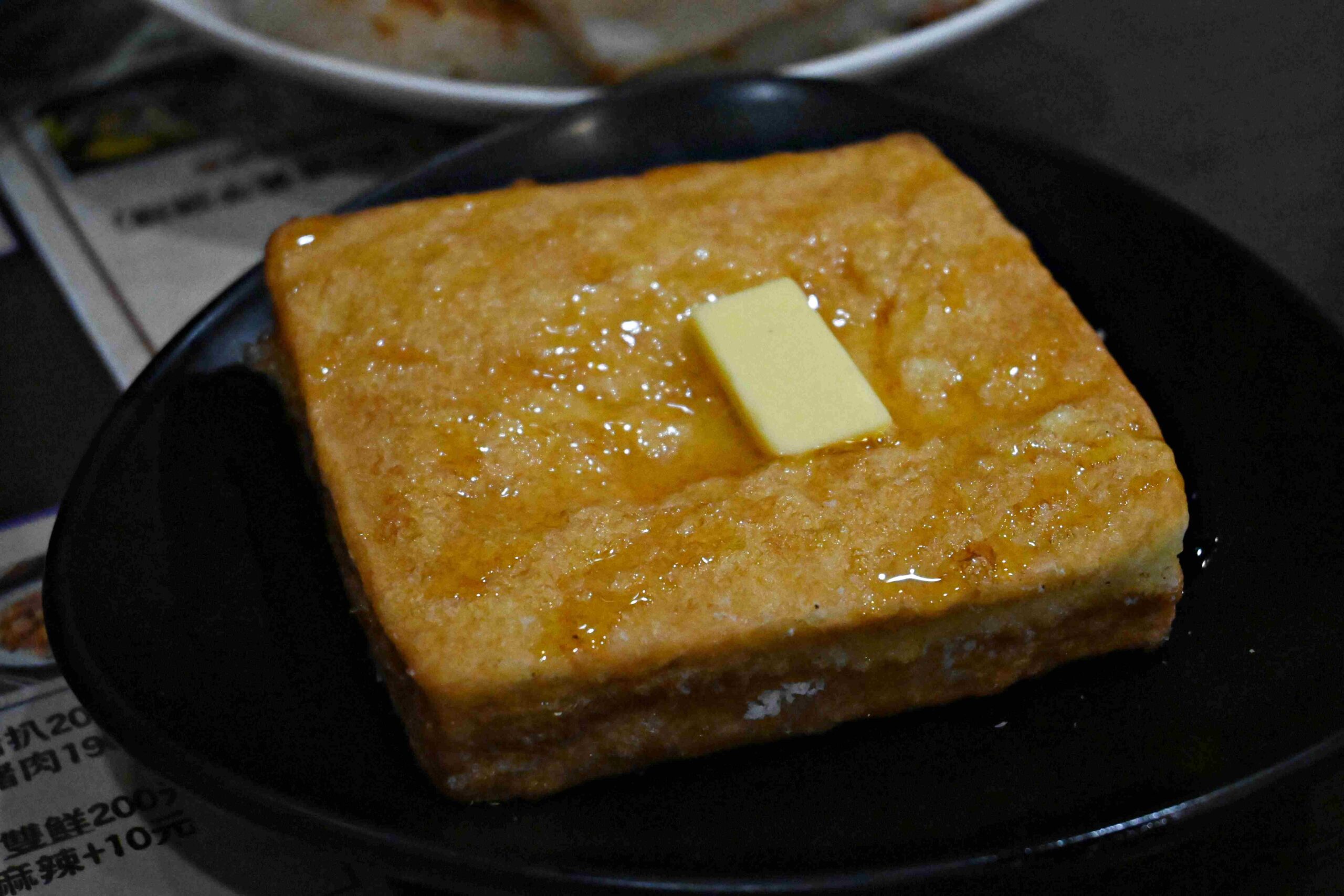 【新莊美食】旺角飲茶｜Google 破2000則4.6星評價的巷弄港式茶餐廳，干炒牛河鑊氣超香！(菜單) @厚片嘴角帶便當