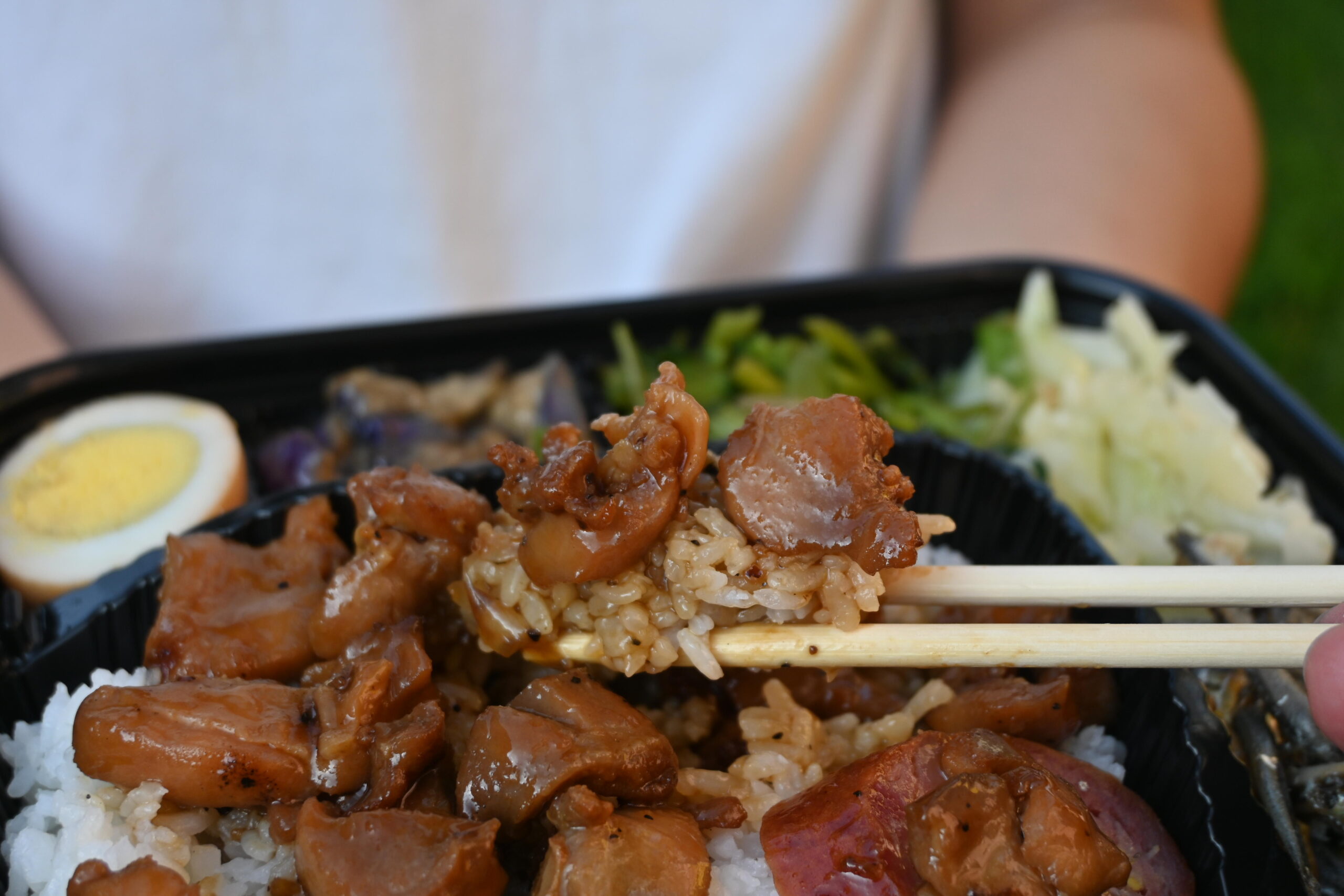【三重便當推薦】三重阿賢排骨便當｜FoodPanda新北便當類冠軍！好吃又便宜，鐵道排骨太猛了(菜單) @厚片嘴角帶便當