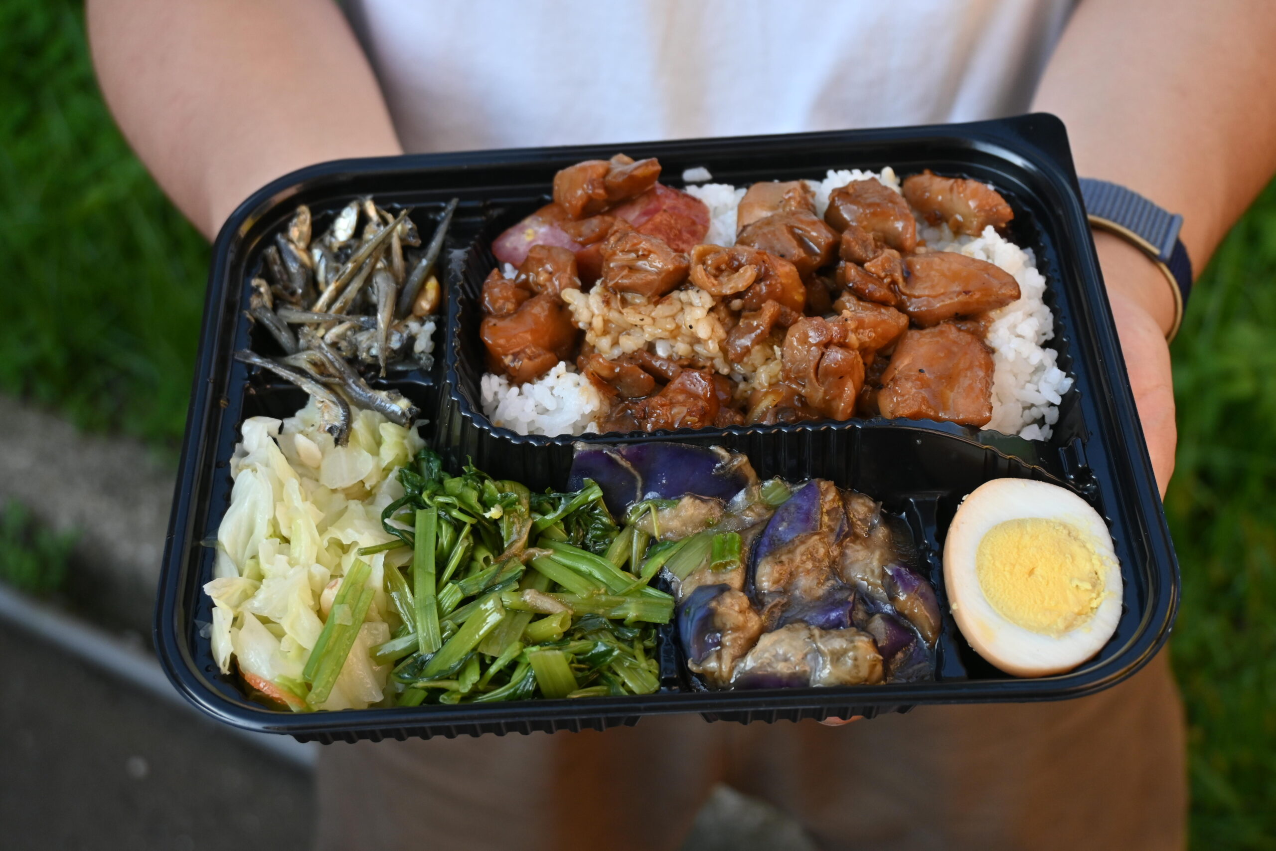 【三重便當推薦】三重阿賢排骨便當｜FoodPanda新北便當類冠軍！好吃又便宜，鐵道排骨太猛了(菜單) @厚片嘴角帶便當