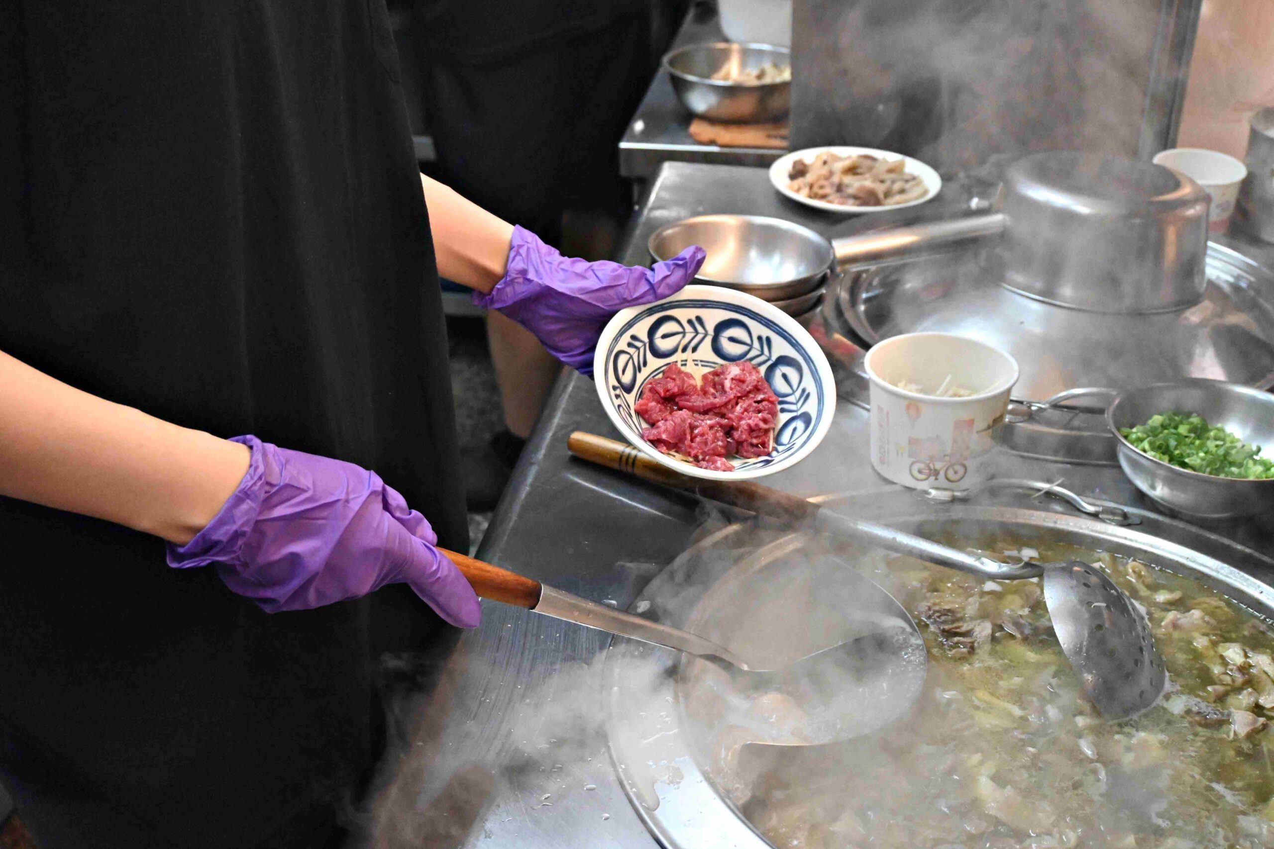 【萬華美食推薦】郭家炒牛肉｜華西街超人氣沙茶炒牛肉、免費續湯牛雜湯（附菜單） @厚片嘴角帶便當