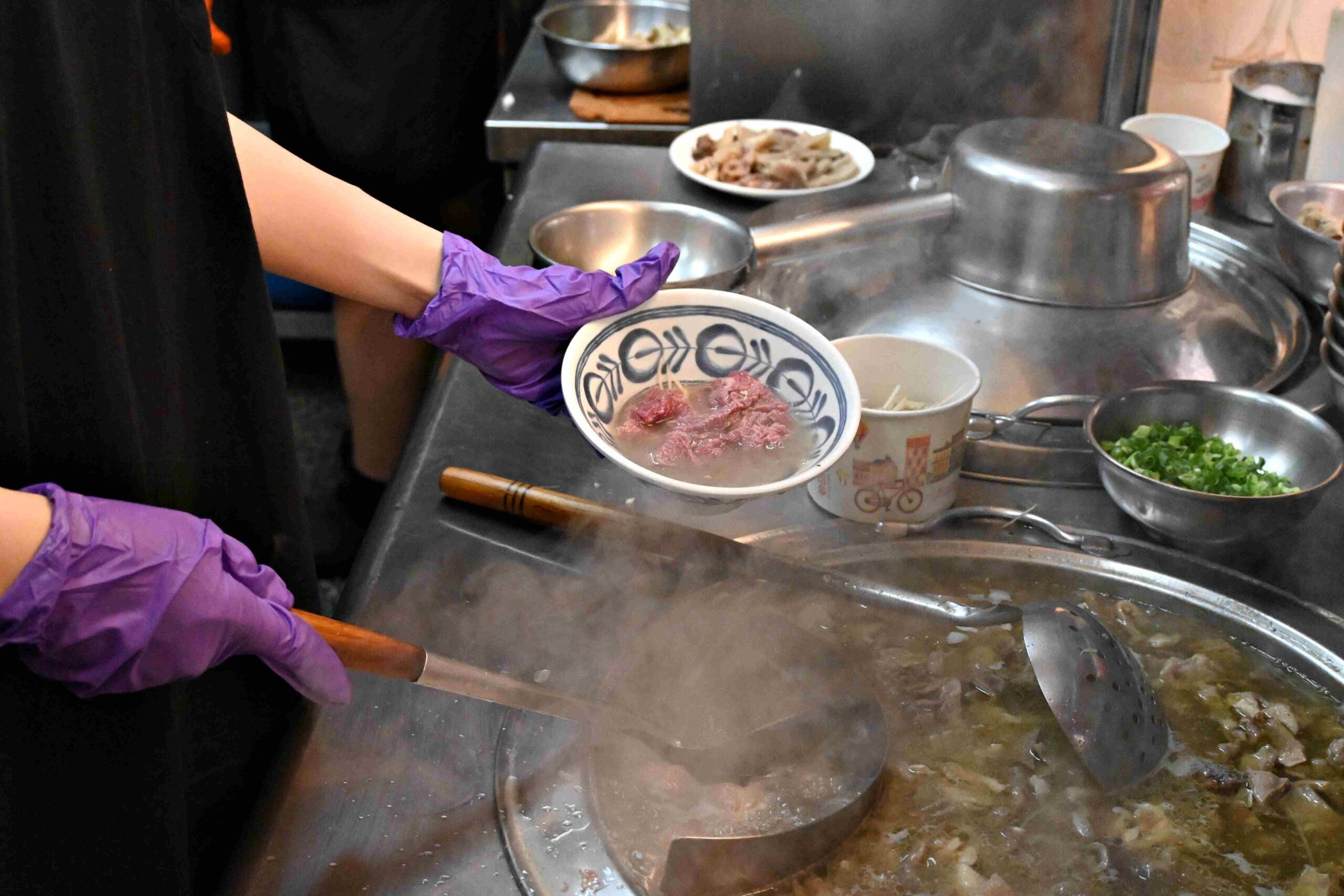 【萬華美食推薦】郭家炒牛肉｜華西街超人氣沙茶炒牛肉、免費續湯牛雜湯（附菜單） @厚片嘴角帶便當