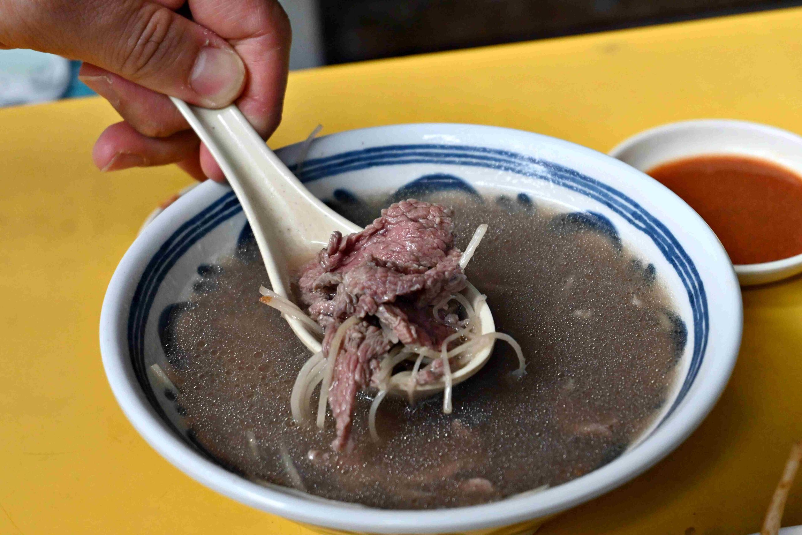 【萬華美食推薦】郭家炒牛肉｜華西街超人氣沙茶炒牛肉、免費續湯牛雜湯（附菜單） @厚片嘴角帶便當