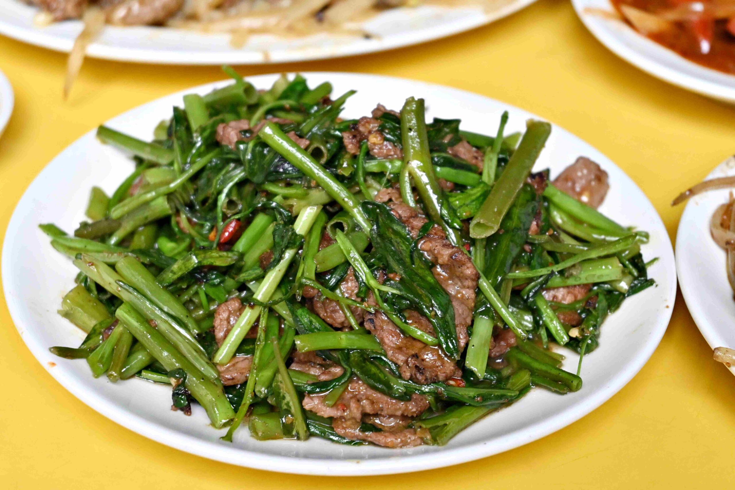 【萬華美食推薦】郭家炒牛肉｜華西街超人氣沙茶炒牛肉、免費續湯牛雜湯（附菜單） @厚片嘴角帶便當